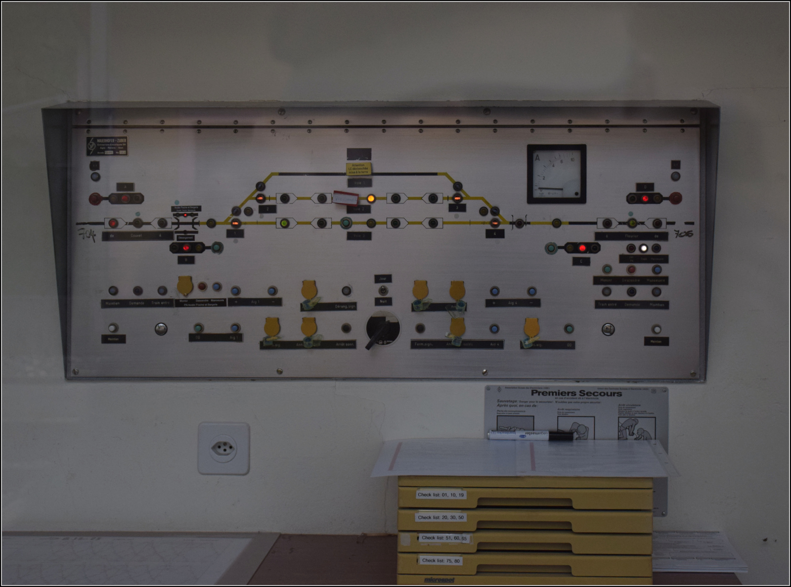 Blick auf das verriegelte Stellwerk in M�tiers. Auch im Val Travers greift die Seuche mit bis zur Unkenntlichkeit verkr�ppelter Infrastruktur um sich. Zwischen Travers und Fleurier gibt es keine Ausweichstelle mehr. Wie bei der DB werden die Betriebsm�glichkeiten zusehends eingeschr�nkt. Was nach dem Umbau in der zweiten Jahresh�lfte 2024 hier passieren wird, ist mir noch unbekannt. Mai 2024.