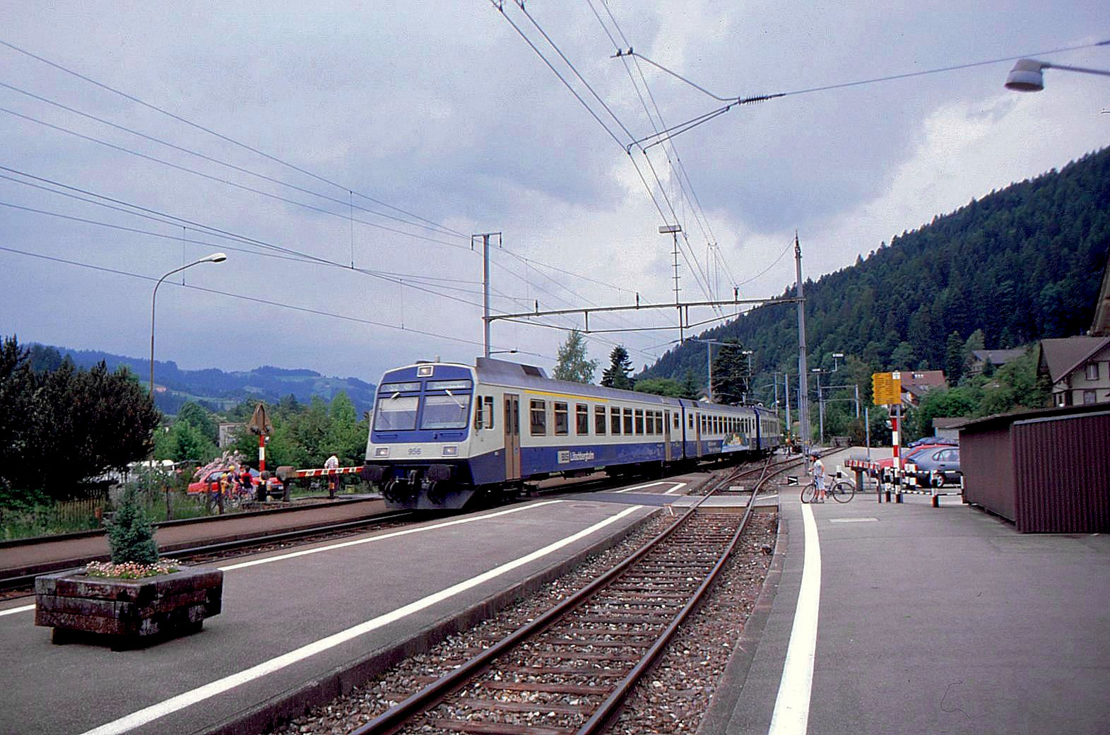 BLS NPZ im Originalanstrich: Ausfahrt des Zuges 565 731 - B 50 63 20-33 700 - ABt 956 aus Trubschachen. Die BLS hatte damals noch die eigene Nummernbezeichnung 63.  6.Juni 1998 