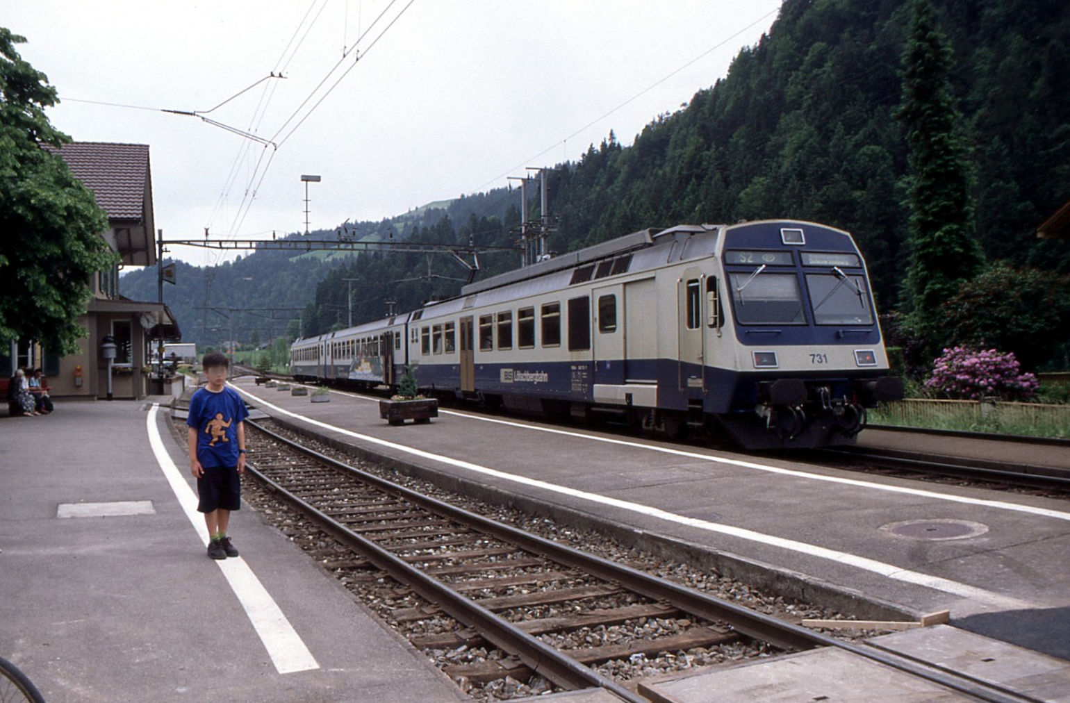 BLS NPZ im Originalanstrich: Station Trubschachen mit Triebwagen BLS 731, 6.Juni 1998.  Diese Züge trugen verschiedene Zugehörigkeitsbezeichnungen, wurden aber unterschiedslos eingesetzt. BLS: 721-722, 731;  SEZ: 723-724, 732-733, 739;  GBS: 725-729, 734-736, 740;  BN: 730, 737-738, 741-742. 
