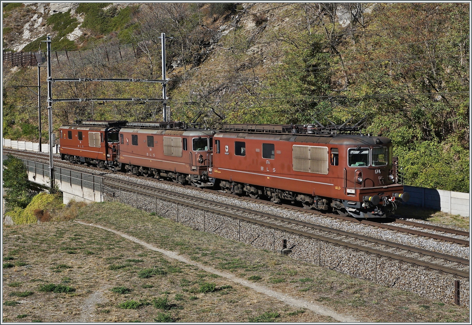 BLS Re 4/4 161 - 195 konstruiert von 1964 bis 1983. Die BLS Re 4/4 (heute Re 425) gehört für mich so selbstverständlich zur BLS wie Kandersteg oder die Lötschberg Südrampe. Und weil die Lok so selbstverständlich dazugehört, habe ich sie zwar genre gesehen und im Vorbeigehen fotografiert, jedoch nie so richtig im Fokus gehabt, gab es doch immer anderes, das interessanter war als BLS Re 4/4 ... Mittlerweile ist die BLS Re 4/4 zur Seltenheit geworden und ein guter Grund sich der Lok anzunehmen. Ich habe mir zum Ziel gesetzt, alle 35 Lok hier zu zeigen. Es dauerte ein Wochenende, alle Foto zu durchstöbern, aber ich habe alle 35 Lok gefunden. Einige habe ich mehrfach fotografiert, grundsätzlich gab ich digitalen Bildern die Priorität, auch nutzte ich eher ältere als neuere  Aufnahmen. Die BLS Re 4/4 ist eine Mehrzwecklok, doch da die BLS den Fernverkehr der SBB übergab bevor ich digital fotografierte, sind Reisezugleistungen auf den folgenden 35 Bildern unterdurchschnittlich vertreten (in Bezug auf die gesamte Einsatzzeit der BLS Re 4/4). Soweit möglich habe ich auch Bilder außerhalb des eigentlichen Streckennetzens der BLS zurückgegriffen. Nun wünsche ich viel Vergnügen und hoffe, die Bilder langweilen nicht. 

Als Einstimmung steht dieses Bild mit gleich drei BLS Re 4/4 174, 194 und 190 auf der Fahrt nach Brig kurz nach Lalden. 

25. Nov. 2017