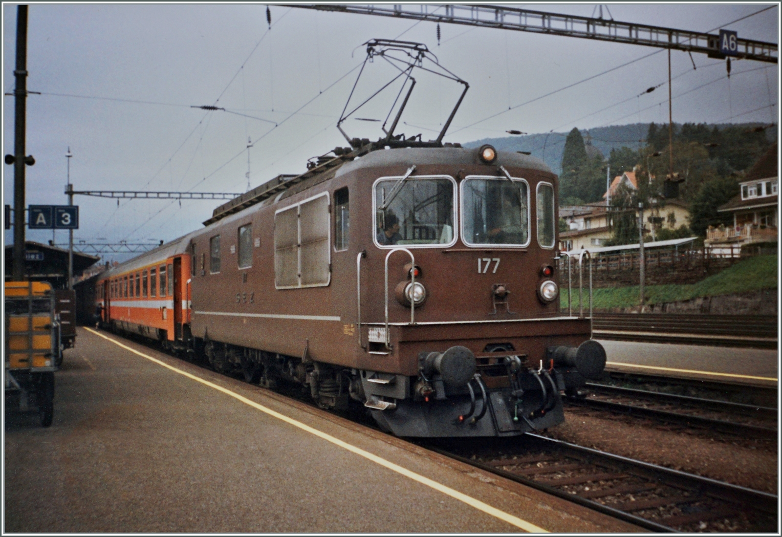 BLS Re 4/4 177 - 180 ab 1972 (an SEZ/GBS/BN ausgeliefert); die BLS Re 4/4 177  Zweisimmen  (ex SEZ Re 4/4) wartet mit dem EC  Vauban  von Milano nach Bruxelles in Spiez auf die weiterfahrt. 

Analog Bild vom Sept. 1992