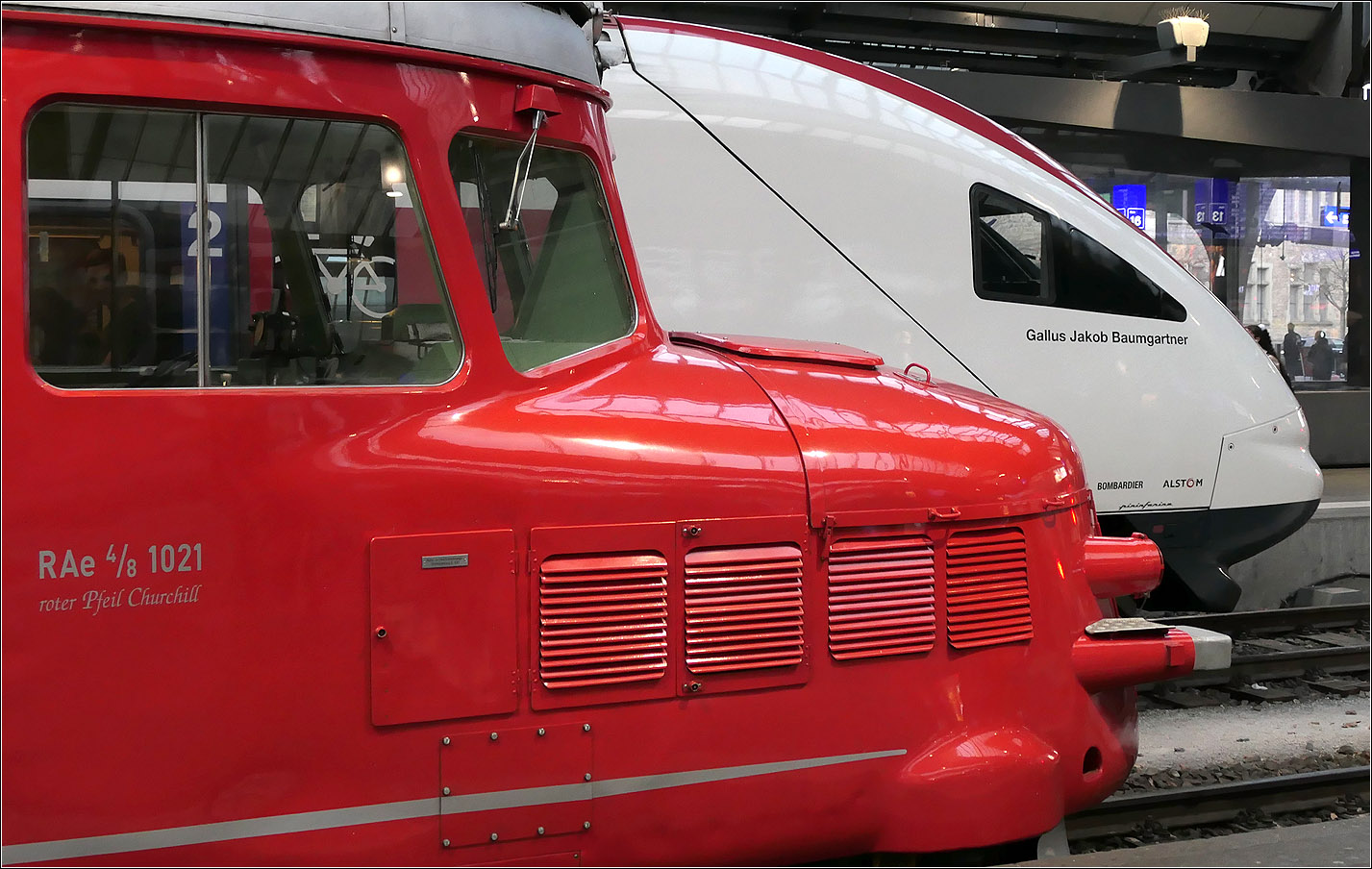 Churchill neben Gallus Jakob Baumgartner - 

RAe 4/8 1021 im Züricher Hauptbahnhof neben einem RABDe 500. Im Unterschied zu den Zügen, war die Zeit des Gallus Jakob Baumgartner (ein Schweizer Politiker) vor der von Wonston Churchill. Als dieser geboren wurde, war Baumgartner schon fünf Jahre verstorben.

06.02.2025