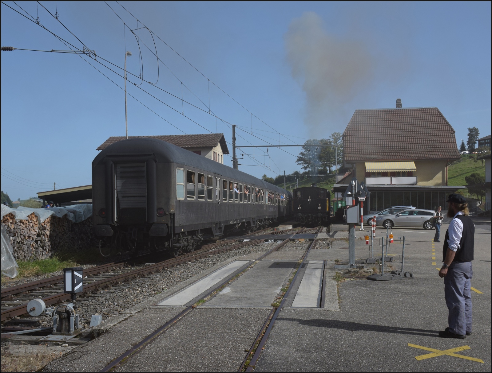 Dampftage Huttwil mit frisch genesenem Bubikopf. 

64 518 und Re 4/4 I 10034 mit zwei Silberlingen und einem erstklassigen Schnellzugwagen der DB kommt in Dürrenroth an. Der Gegenzug mit Ec 3/4 2 der Solothurn-Münster-Bahn sorgte für Stimmung. Am Zugschluss ist der Silberling D-WFL 55 80 22-50 001-8. Oktober 2023