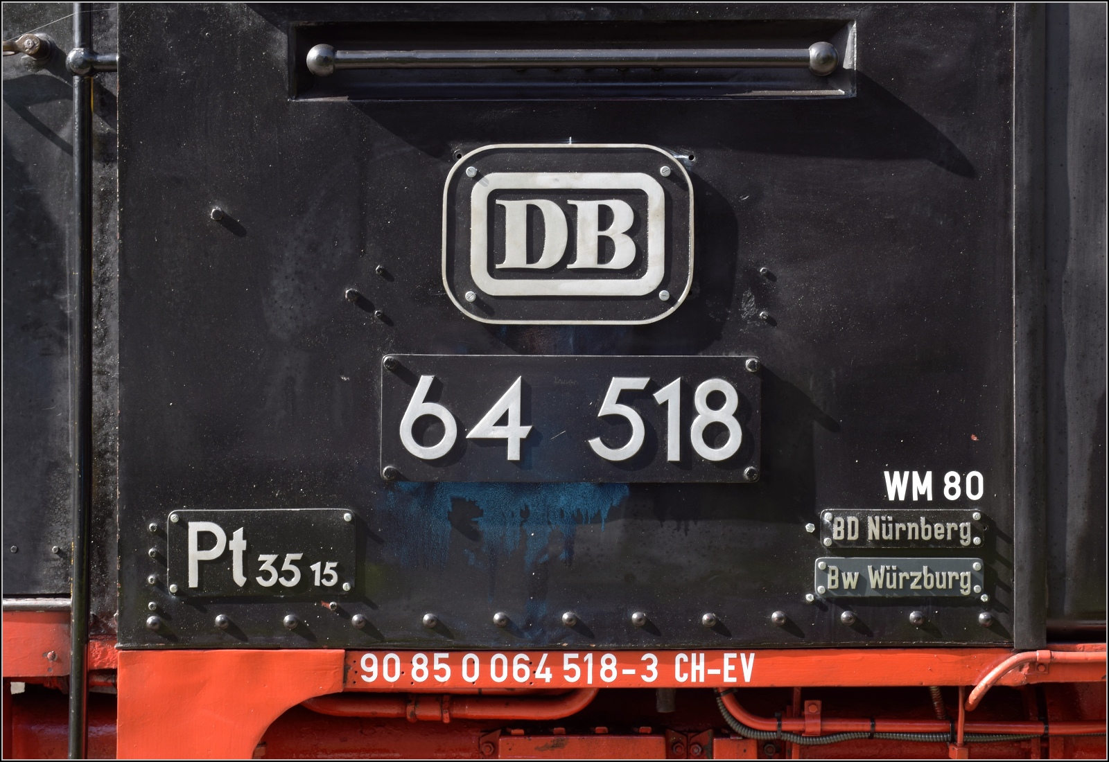 Dampftage Huttwil mit frisch genesenem Bubikopf. 

Der 'Beipackzettel' von 64 518 einmal näher betrachtet. Dabei ist auf der NVR-Nummer mit der '85' ein interessantes Detail zu beobachten. Sumiswald-Grünen, Oktober 2023.