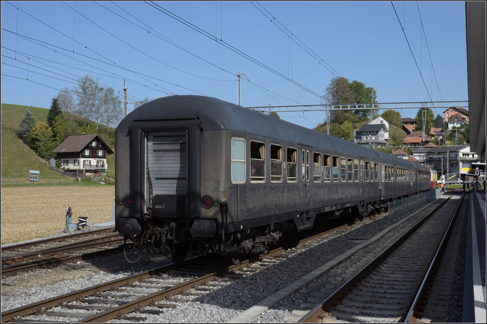 Dampftage Huttwil mit frisch genesenem Bubikopf. 

Der Silberling (n-Wagen) der DB hört auf D-WFL 55 60 22-50 001-8, dahinter D-WFL 55 60 22-50 005-9. Beide Wagen sind bereits von der Wedler-Franz-Logistik in den Besitz der Eurovapor übergegangen. Sumiswald-Grünen. Oktober 2023.