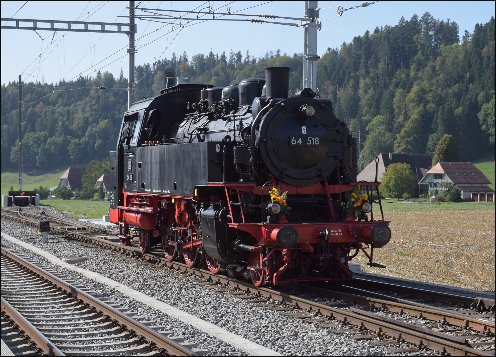 Dampftage Huttwil mit frisch genesenem Bubikopf. 

64 518 rangiert zum Wasserfassen. Oktober 2023.