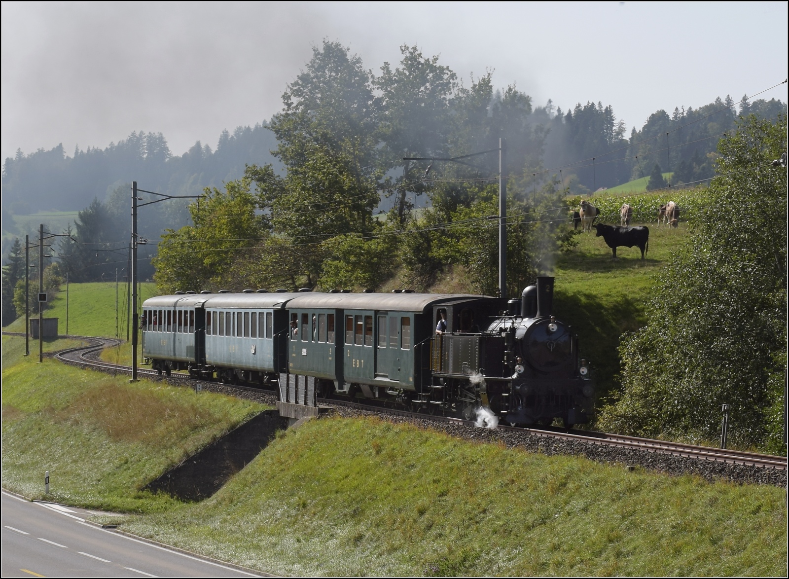 Dampftage Huttwil.

Ed 3/4 2 der Solothurn-Münster-Bahn auf dem Weg nach Huttwil. Nicht alle Eisenbahnfans sind zweibeinig. Der schwarze Fan stand schon da, der hellbraune Fan kam im Sauseschritt angerannt. Wenn es schon mal Action nahe der Weide angesagt ist, dann muss man das auch bestaunen. Griesbachmoos, Oktober 2023.