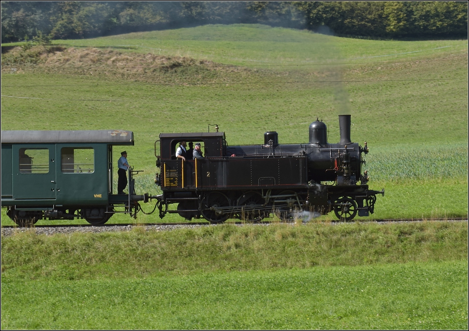 Dampftage Huttwil.

Ed 3/4 2 der Solothurn-Münster-Bahn auf dem Weg nach Huttwil. Oder die tollkühnen Männer mit ihren rauchenden Kesseln. Von hier aus einen Dank an die vielen Helfer rund um den Betrieb einer Museumsbahn. Wydithub, Oktober 2023.