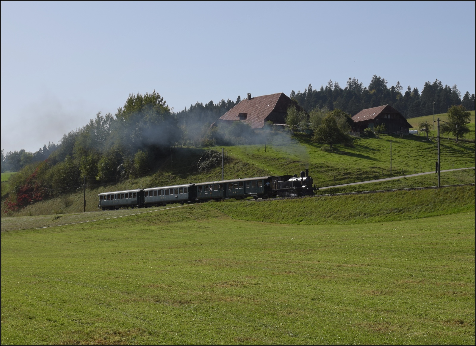Dampftage Huttwil.

Ed 3/4 2 der Solothurn-Münster-Bahn auf dem Weg nach Huttwil. Griesbachmatten, Oktober 2023.