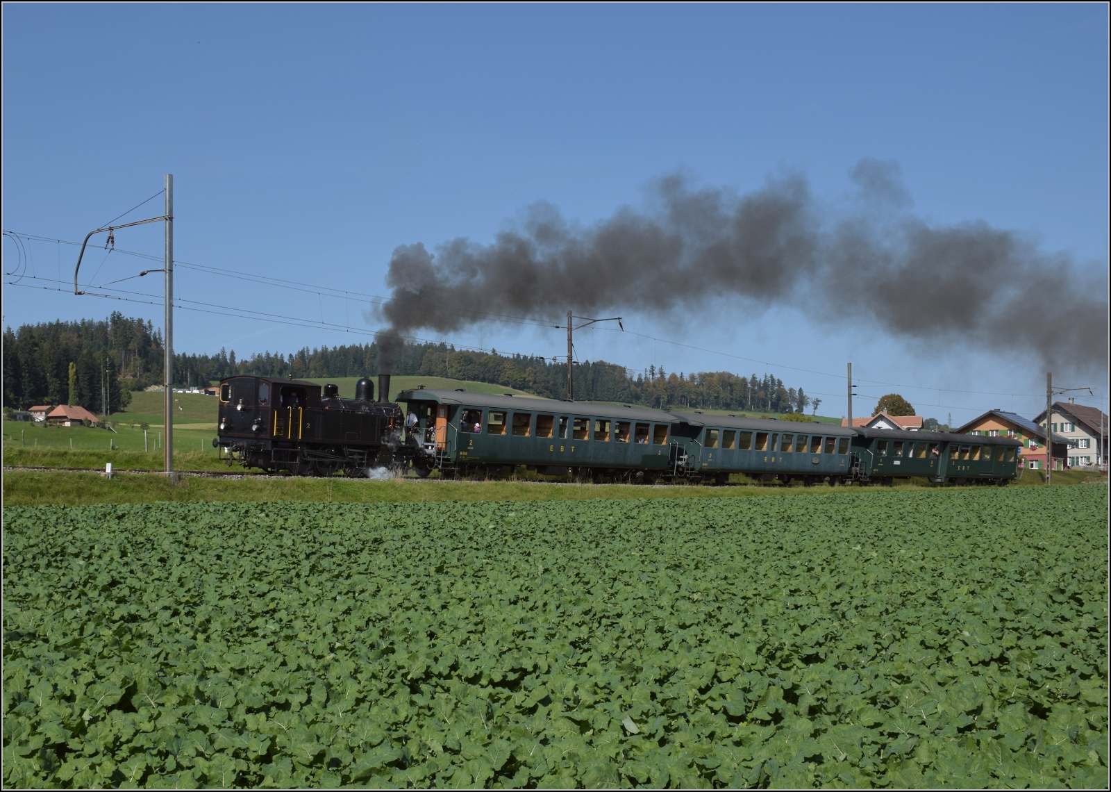 Dampftage Huttwil.

Ed 3/4 2 der Solothurn-Münster-Bahn auf dem Weg nach Sumiswald-Grünen. Häusernmoos, Oktober 2023.