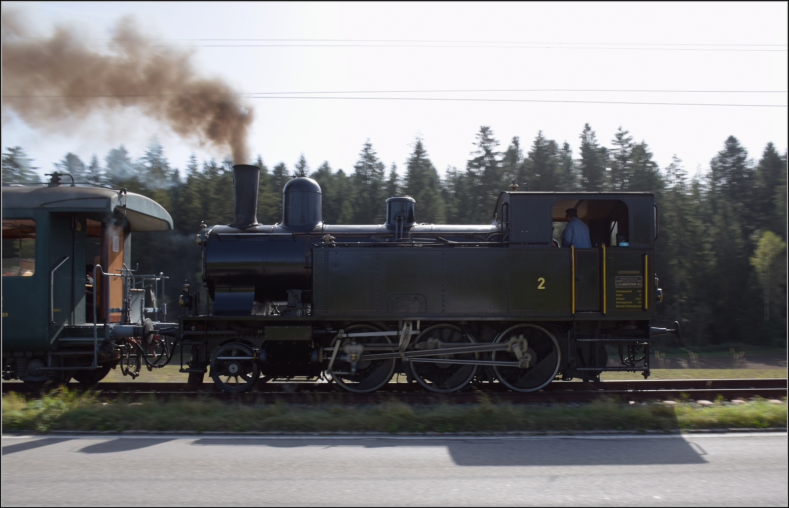 Dampftage Huttwil.

Ed 3/4 2 der Solothurn-Münster-Bahn auf dem Weg nach Sumiswald-Grünen. Vorder Gasse, Oktober 2023.