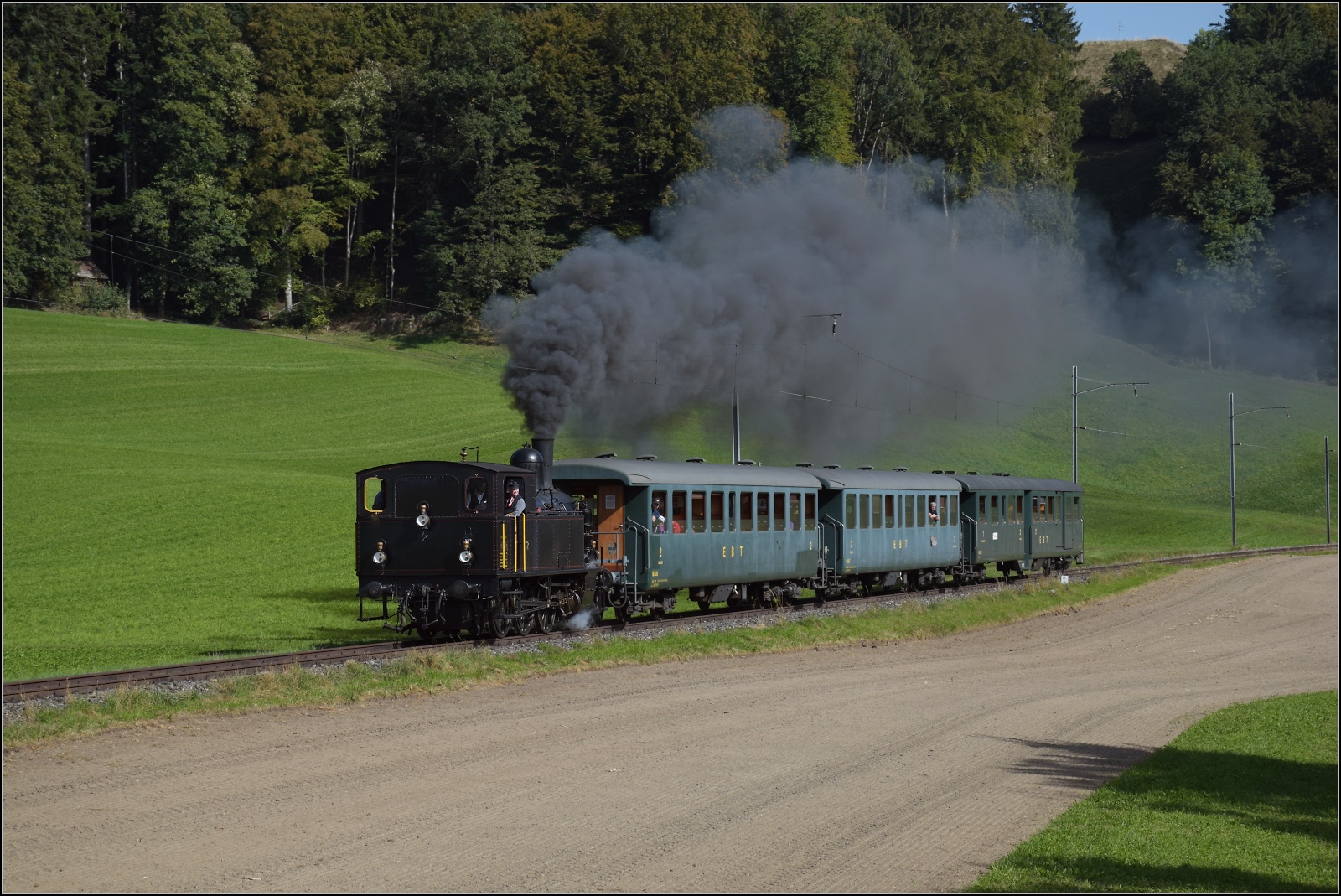 Dampftage Huttwil.

Ed 3/4 2 der Solothurn-Münster-Bahn auf dem Weg nach Sumiswald-Grünen. Breite/Dürrenroth, Oktober 2023.