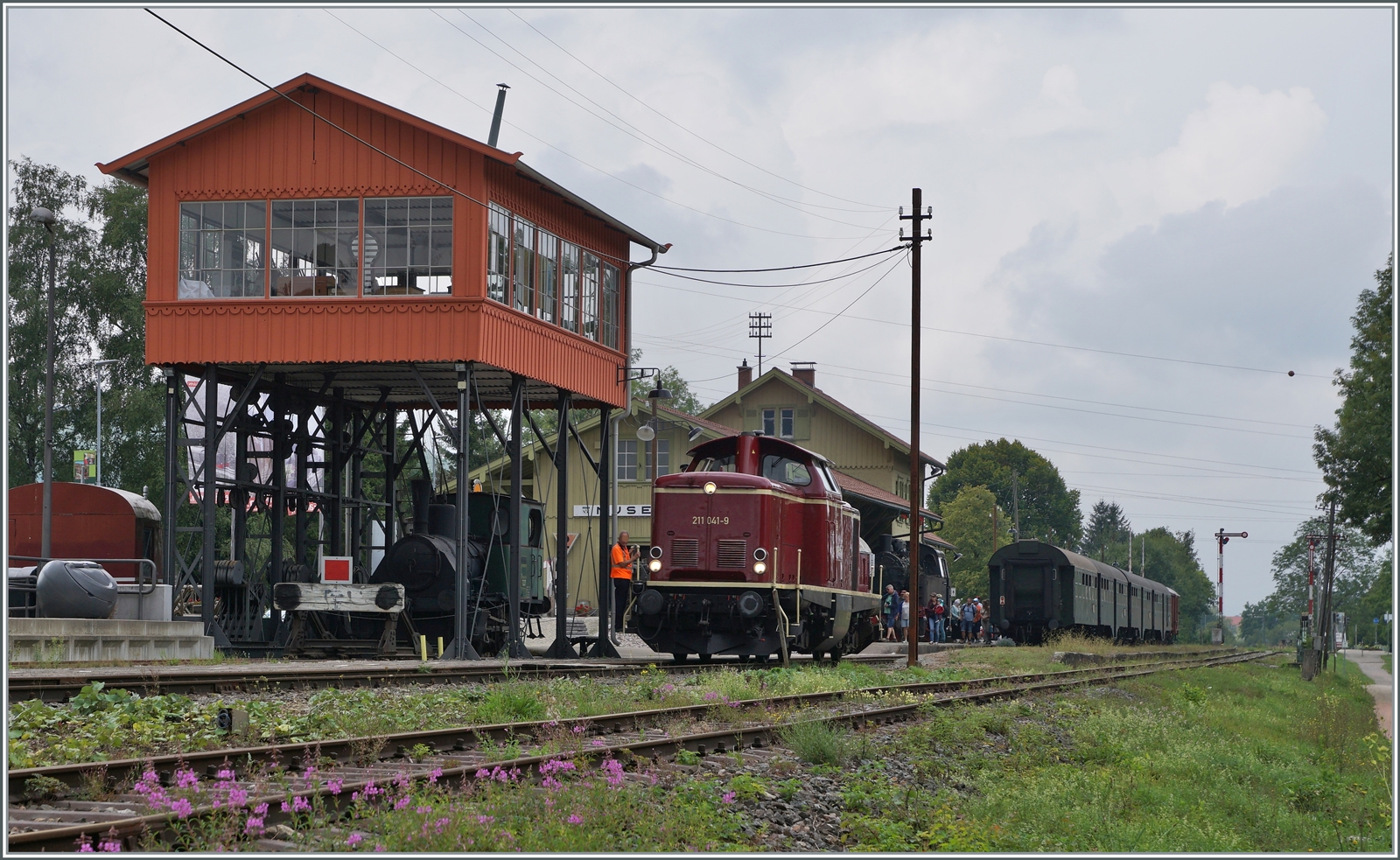 Das berühmte alte Stellwerk von Konstanz steht nun in Die Diesellok 211 041-9 (92 80 1211 041-9 D-NeSA) mit einem stimmigen Zug aus Umbauwagen wartet als  Morgenzug  im Bahnhof Zollhaus Blumberg; so wird die aus Weizen angekommen Diesellok 211 041-9 (92 80 1211 041-9 D-NeSA) mit ihrem stimmigen Zug aus Umbauwagen schon fast zur Nebensache. 

27. August 2022e  