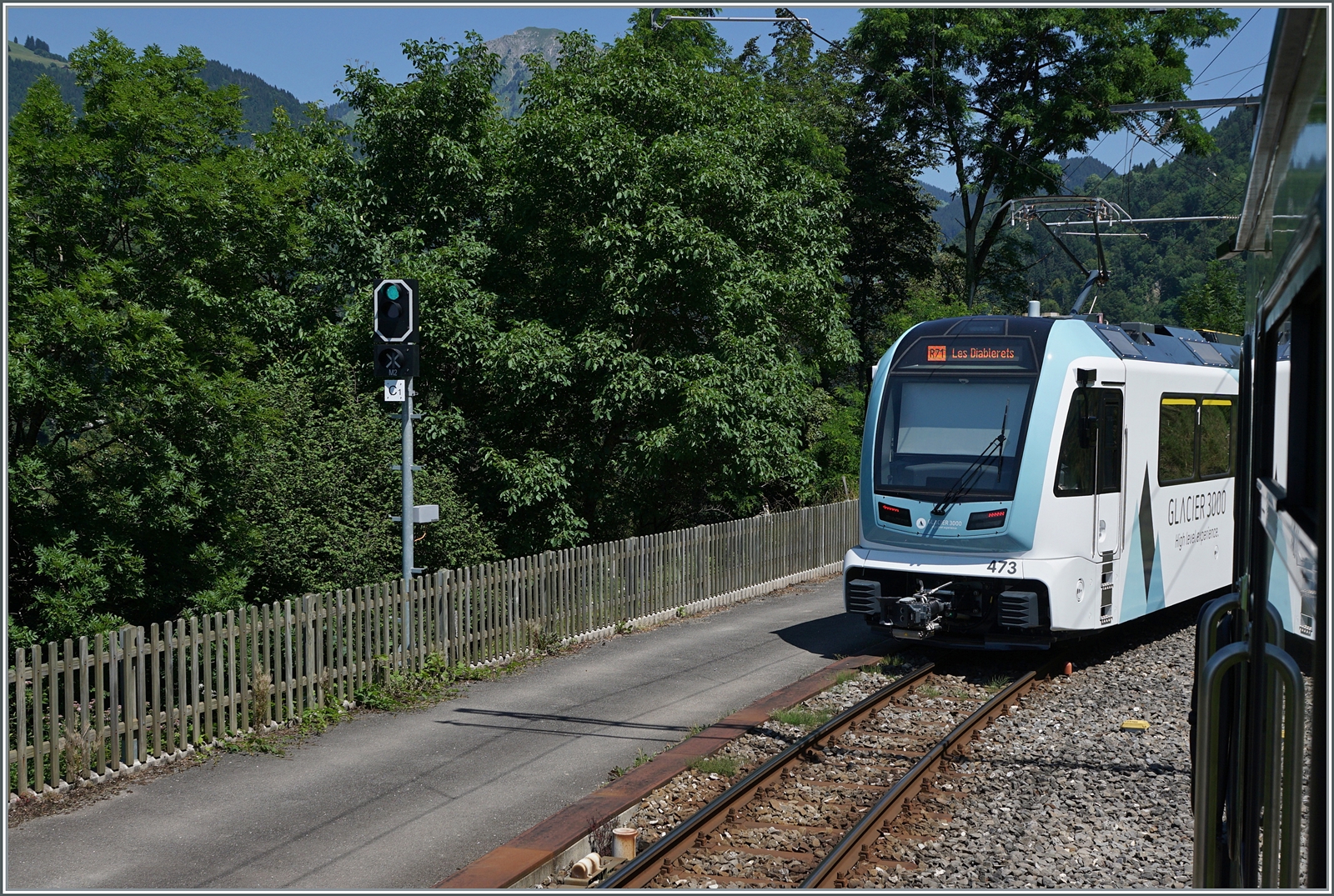 Das Bild mag gefallen, doch es hätte eigentlich gar nicht entstehen sollen: in Exergillod statt in Le Sépey kreuzt der talwärts fahrende Beh 4/8 592 den mindesten schon 15 Minuten verspäteten ABe 4/8 473. Immerhin: die Kreuzung wurde verlegt. Zudem gefällt mir der ABe 4/8 473 im Glacier 3000 Werbeanstrich ausgesprochen gut.

27. Juli 2024