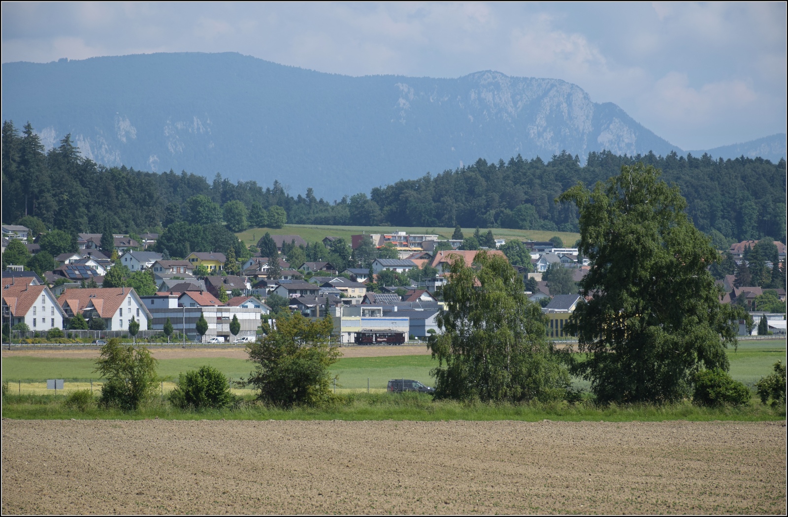 Das Pendler-Pintli Bre 4/4 1001 in Ammannsegg. Juni 2023.