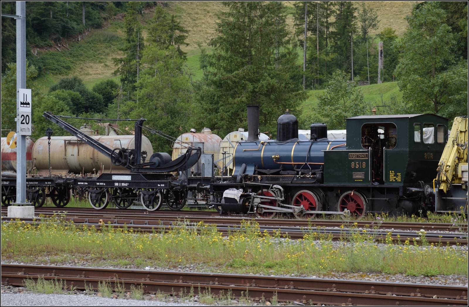 Das Tigerli E 3/3 8518 'Bäretswil' muss heute auch abseits stehen bleiben, ebenso wie der historische Kran. Bauma, Juli 2023.