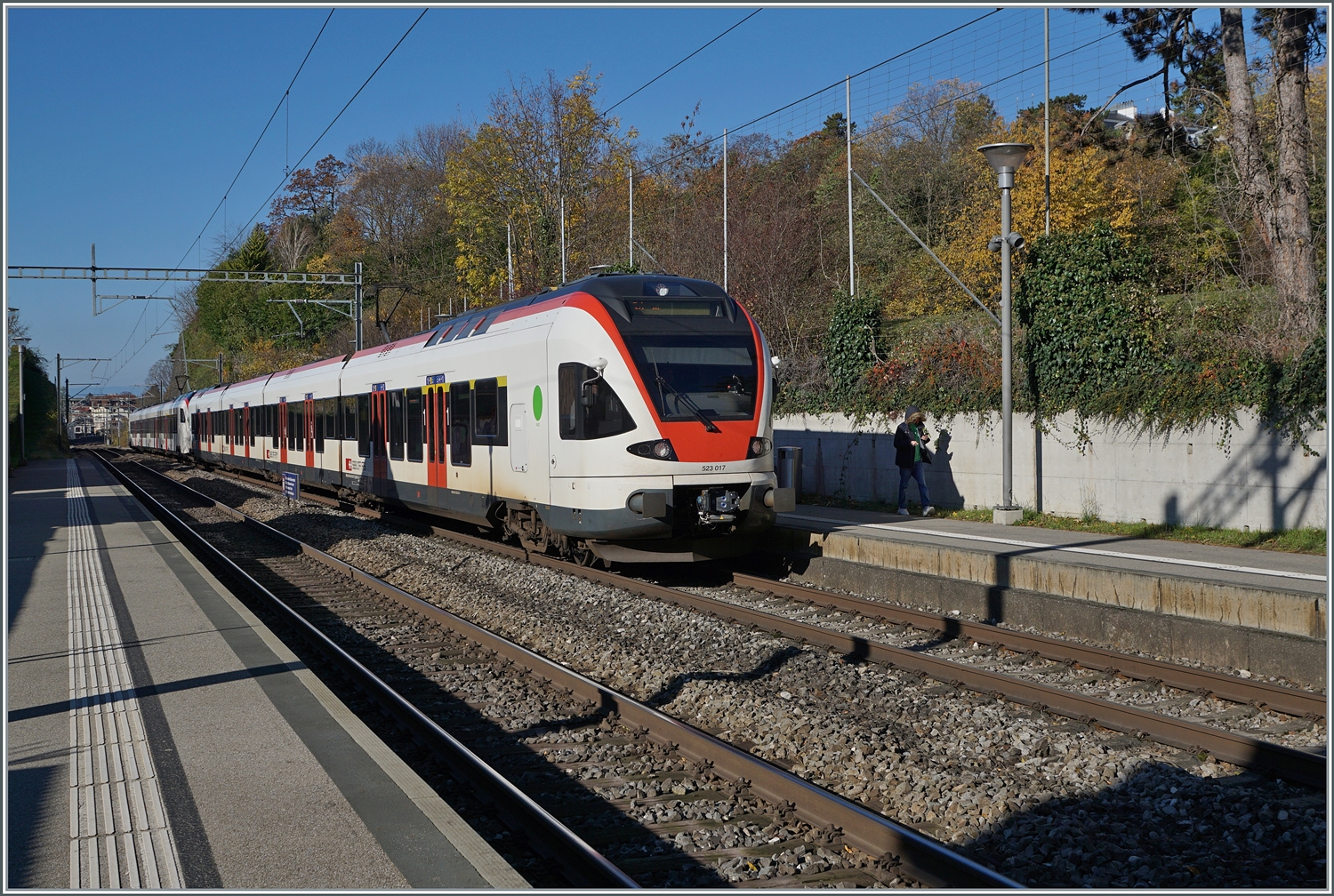 Das vor gut einem Monat angesprochene Komptabilität  Problem der diversen Flirts bei Vielfachtraktion scheint gelöst, denn nun verkehren die Flirts wieder gemischt, wobei sogar wie hier (schlecht) zu sehen sogar Kombinationen mit Flirt alt und Mouette vorkommen. 

Eine S2 von Le Brassus/Vallorbe nach Aigle beim Halt in Burier. 

23. Nov. 2023