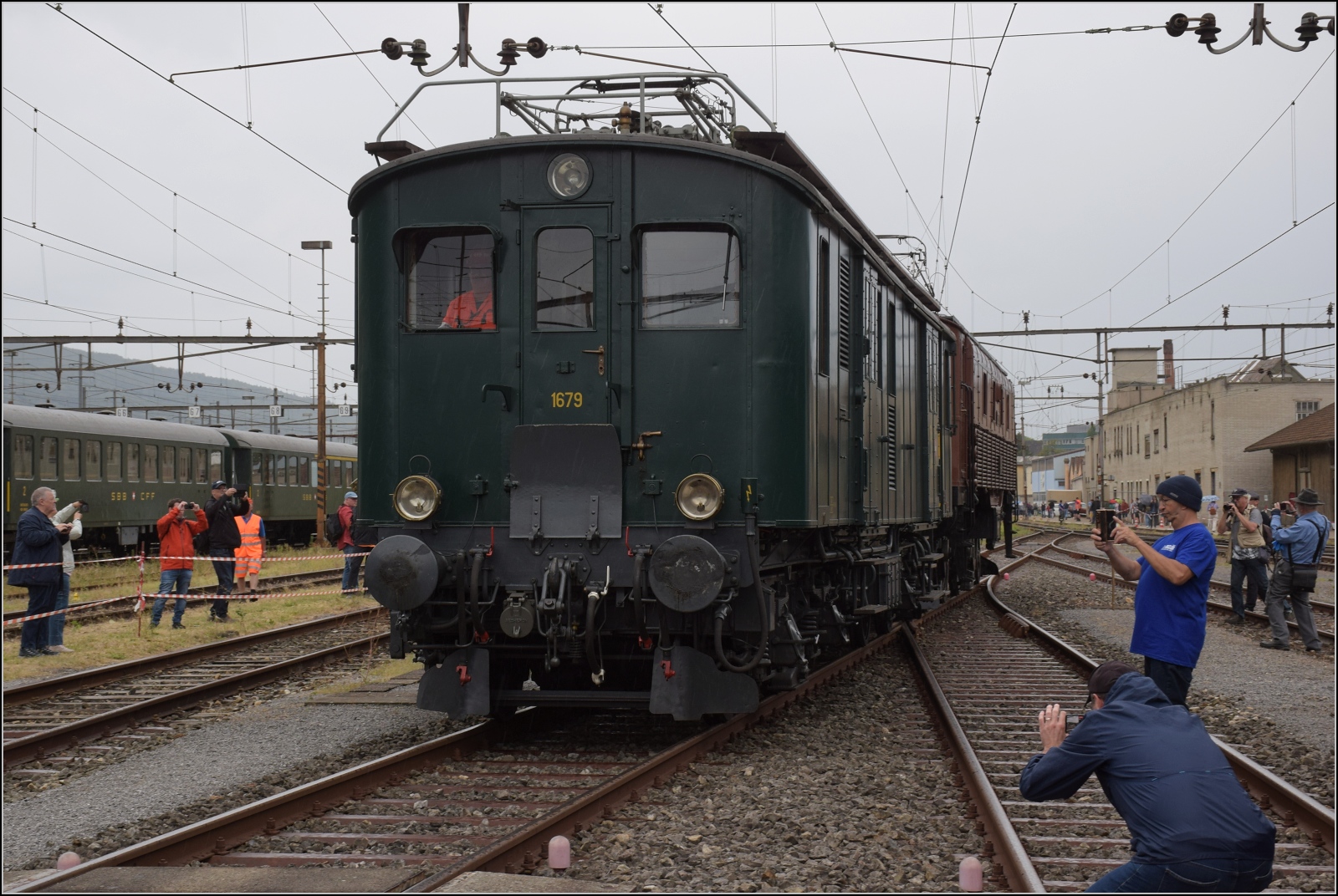 Depotfest Olten 2023. 

Der Gepäcktriebwagen De 4/4 wurde im Jahr 1928 für die SBB gebaut, der mechanische Teil von SWS und SIG, der elektrische Teil durch die SAAS ausgerüstet. Ein Gepäckabteil und ein separates Postabteil standen im Inneren zur Verfügung. August 2023.
