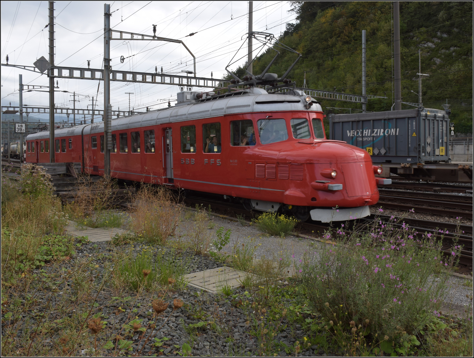 Depotfest Olten 2023. 

Der Rote Doppelpfeil der SBB RAe 4/8 1021 wird seit Winston Churchills Reise durch die Schweiz als Churchill-Pfeil bezeichnet. August 2023.