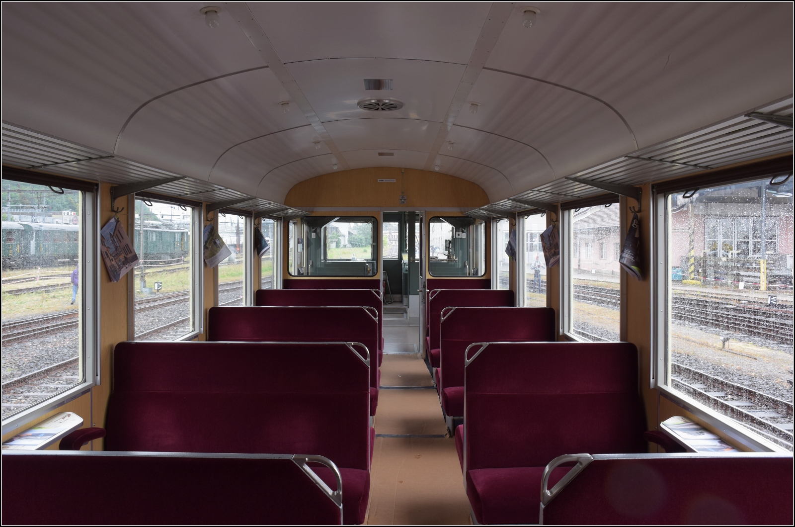 Depotfest Olten 2023. 

Innenraum des BCFZe 4/6 der BLS. Im Stil der 1960er Jahre renoviert und bewusst nicht in den Auslieferungszustand zur�ckversetzt. August 2023.
