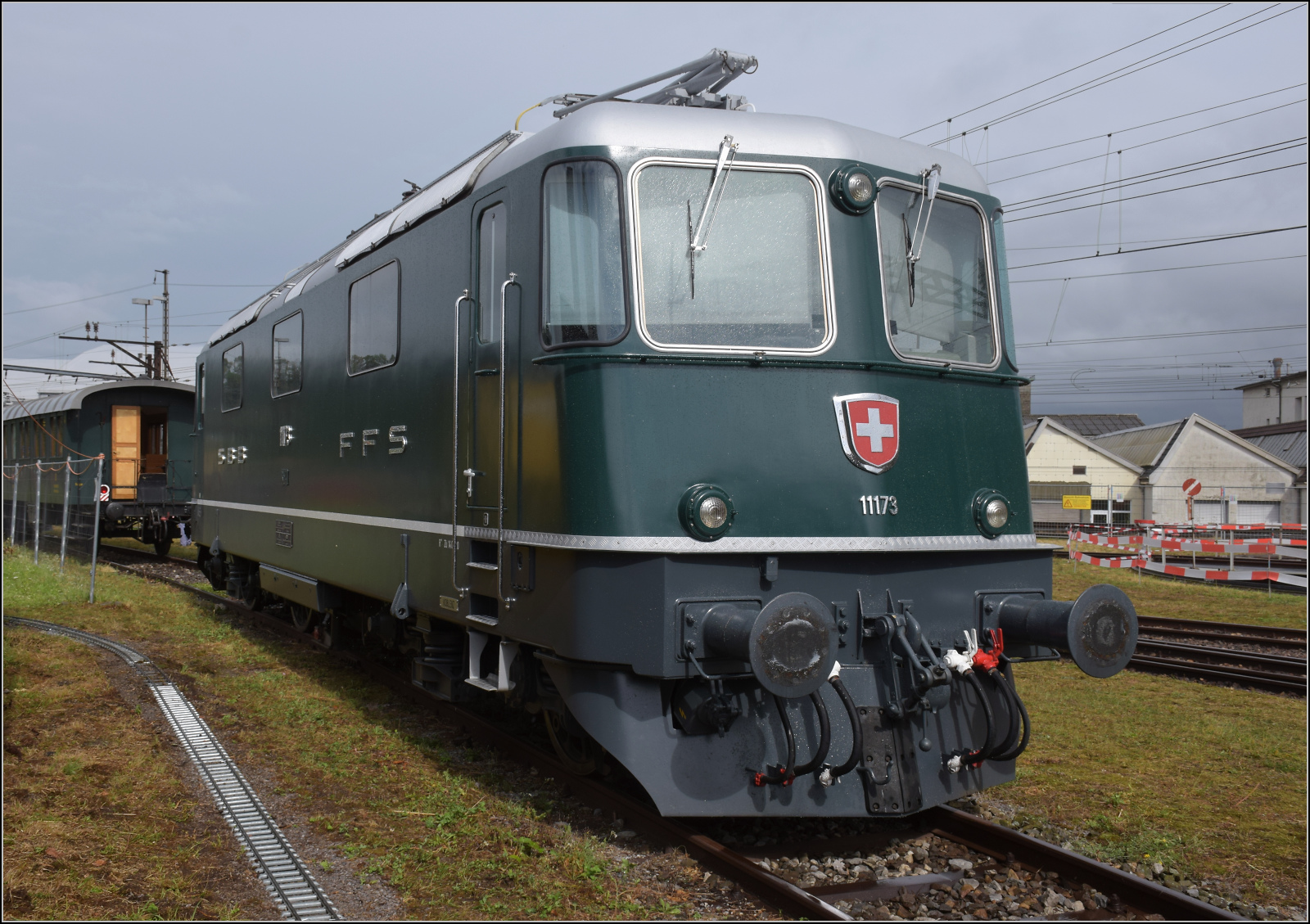 Depotfest Olten 2023. 

Re 4/4 II 11173 zwischen den Museumsloks. August 2023.