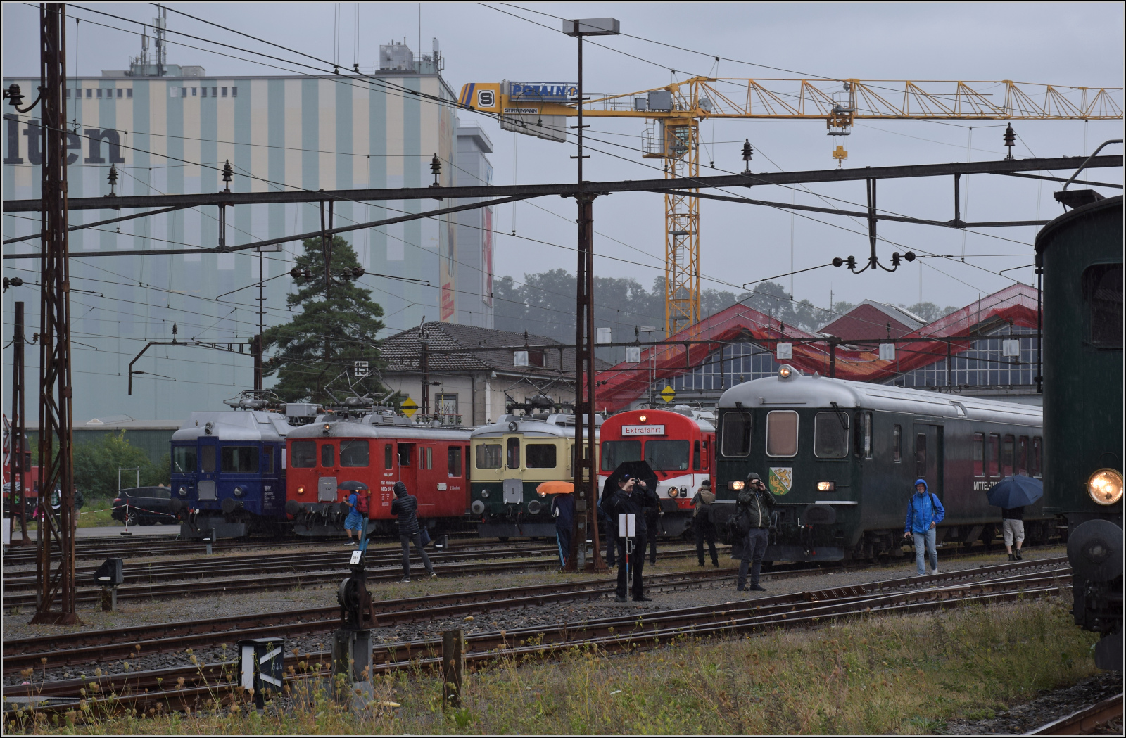 Depotfest Olten 2023. 

Überblick über die Triebwagenausstellung. 

Ein deutliches Lob geht hier an die  Kuratoren  der Ausstellung. Thematisch gut sortiert und das Kommen und Gehen der Fahrzeuge für die vielen Zugbewegungen während der Ausstellungszeit mit Sicherheit und Besichtigungsbedürfnis unter einen Hut gebracht. Und ein Dank an die zahlreichen Vereine, die diese Ausstellung sehr umfangreich werden liess. August 2023.