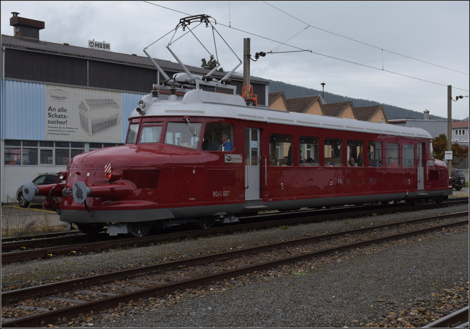 Depotfest Olten 2023. 

Wunderbar aufgearbeitet von der OeBB ist der Rote Pfeil der RCe 2/4 607 und sicher das schönere Schmuckkästli als das in der Werbung dahinter. August 2023.