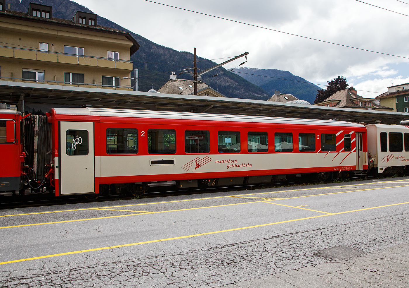 Der 2. Klasse Reisezugwagen MGB B 4281 (ex FO - Furka-Oberalp-Bahn) am 25.05.2023 im Bahnhof Brig im Zugverband.

Der Wagen wurde 1980 von SIG gebaut. Kurz vor dem Ausstieg aus der Fertigung ganzer Eisenbahnwagen (SIG konzentrierte sich danach auf Drehgestelle) wurde auch hier noch ein Einheitswagen II entwickelt. Dieser nahm die Spezifikationen des BAV auf und �hnelte deshalb sehr stark dem EW II von FFA. WC und Plattform waren nun ebenfalls innen, die T�ren ganz am Wagenende. Von den insgesamt gebauten 39 Wagen (verk�rzte EW II) gingen deren 26 an die FO, die im Hinblick auf die Er�ffnung des Furkatunnels und den ganzj�hrigen Betrieb den Rollmaterialpark erheblich aufstockte und modernisierte. 

TECHNISCHE DATEN:
Hersteller: SIG (Schweizerische Industrie-Gesellschaft in Neuhausen am Rheinfall)
Serie: B 4273–88 (16 St�ck), Baujahr 1980
Spurweite: 1.000 mm
L�nge �ber Puffer 17.910 mm
Drehgestelle: SIG-S
Eigengewicht: 15,7 t
Sitzpl�tze: 48 in der 2. Klasse
Zul. H�chstgeschwindigkeit: 90 km/h
Zugelassen f�r Netz der: MGB und RhB