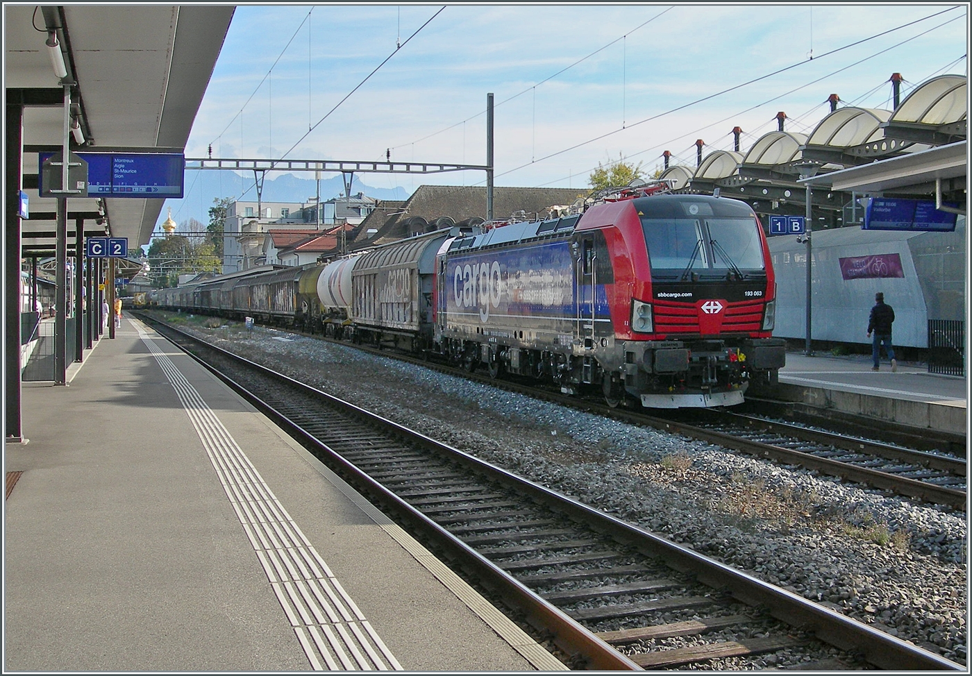 Der Anfang vom Ende - eine ganz neue SBB Cargo 193 065 (91 80 6193 063-5 D-NRAIL) steht mit einem Güterzug in Vevey; zwar abgebügelt aber sie hat einen Umlauf einer SBB Re 4/4 II übernommen.

Somit werden die Re 4/4 II nun auch im Güterverkehr wohl recht bald kaum mehr zu sehen sein. 25. Oktober 2024