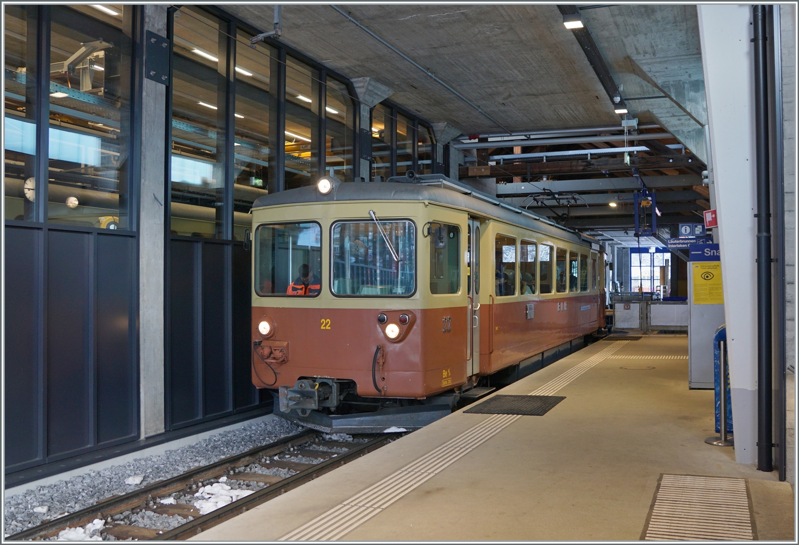 Der BLM Be 4/4 22 wartet in Grütschalp auf die Abfahrt nach Mürren. 

16. Jan. 2024