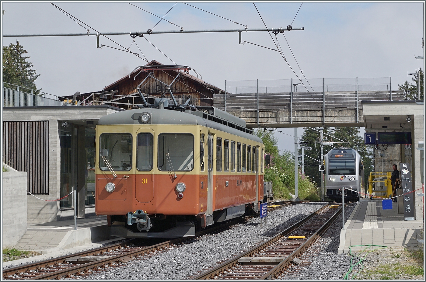 Der BLM Be 4/4 N° 31  LISI  erreicht auf der Fahrt von Mürren nach Grütschalp den Bahnhof Winteregg, wo der Gegenzug in Form eines neune Be 4/6 bereits eintrifft. 
Der Mischbetrieb mit den Be 4/4  und den neuen Be 4/6 dauerte leider nur eine kurze Zeit.

 
8. Aug. 2024