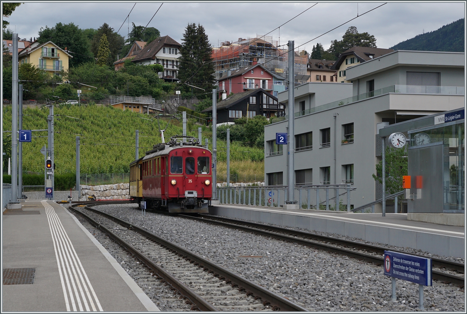Der Blonay-Chamby RhB ABe 4/4 I N°35 erreicht mit seinem Riviera Belle Epoque St-Légier Gare.

5. Juni 2022