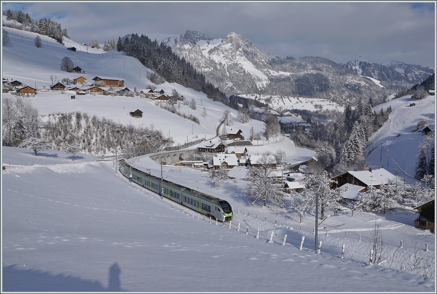 Der BLS MIKA RABe 528 105 ist bei Garstatt auf der Fahrt von Zweisimmen nach Bern. 

20. Januar 2023