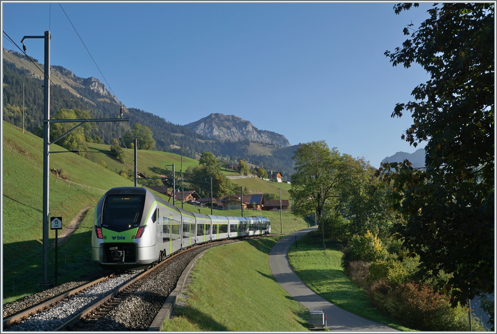 Der BLS RABe 528 112  MIKA  verlässt nach einem Bedarfshalt (für mich) Enge im Simmental und fährt nach Bern weiter. 

7. Oktober 2023