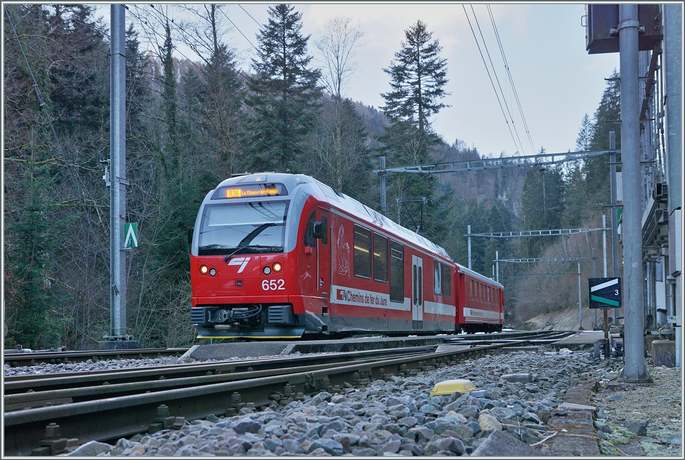 Der CJ Be 4/4 652 mit dem ABt 712 sind als R36 von Glovelier nach La Chaux de Fonds unterwegs und wenden im Spitzkehrbahnhof La Combe Tabeillon. Nun sollen noch dieses Jahr die relativ neuen Triebwagen zur MOB gelangen, da sie mit den  Alpina  Triebwagen ziemlich baugleich sind und bei der MOB die  Lenker-Pendel  ersetzen. Anfänglich wollte die CJ ihre GTW verkaufen, was aber nicht gelang und muss sich nun von den Be 4/4 trennen

13. Jan. 2025
