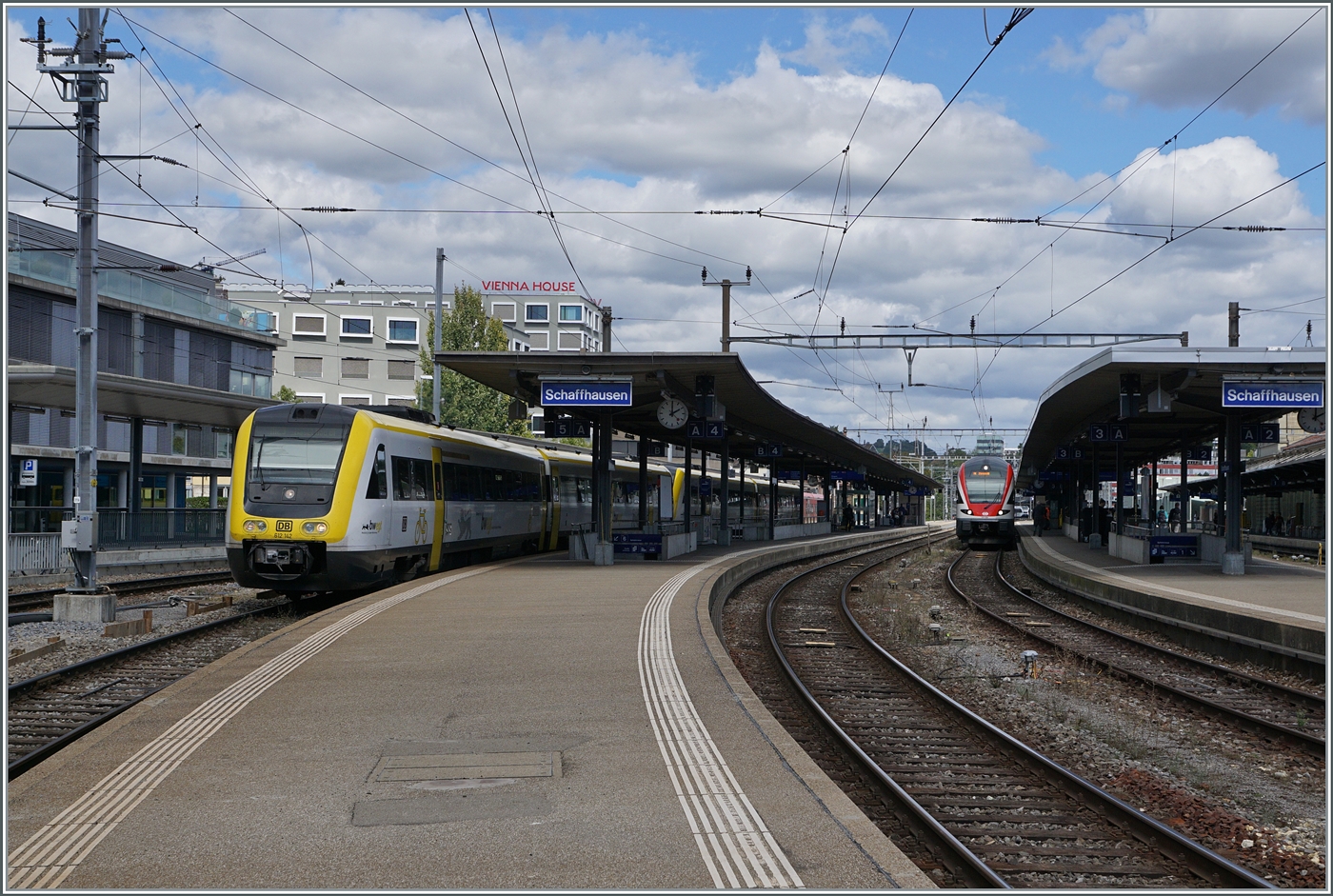 Der DB 612 142 verlässt Schaffhausen in Richtung Basel Bad Bf. 

19. Sept. 2022