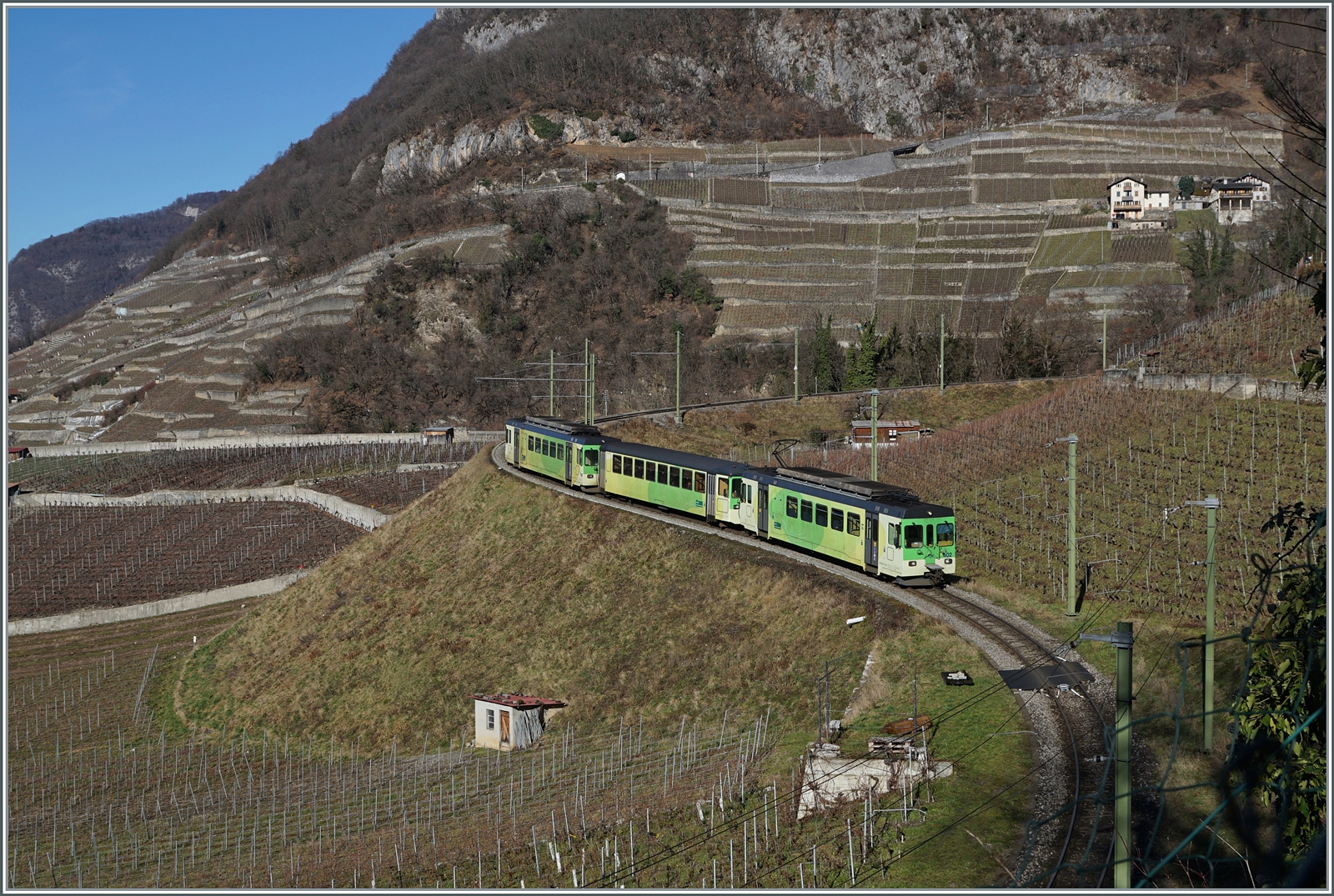 Der dreiteilige ASD Zug ist in den Weinreben oberhalb von Aigle schon kurz vor seinem Ziel. Dieser TPC Regionalzug 71 mit dem ASD BDe 4/4 402, dem Bt 431 und dem ASD BDe 4/4 403 ist auf dem Weg von Les Diablerets nach Aigle. 

27. Jan. 2024