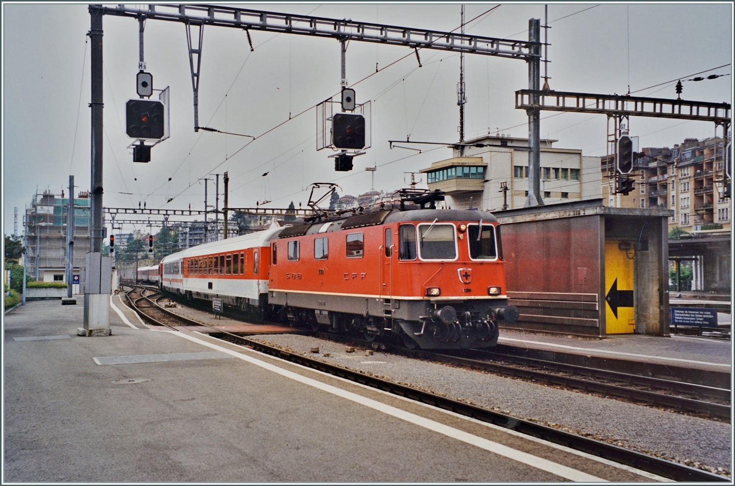Der EC 106  Mont-Blanc  von Genève nach Dortmund beim Richtungs- und Lokwechsel in Lausanne.
Mit der Re 4/4 II 11339 erreicht der EC 106 um 13:42 Lausanne.

Analogbild vom Juni 2001