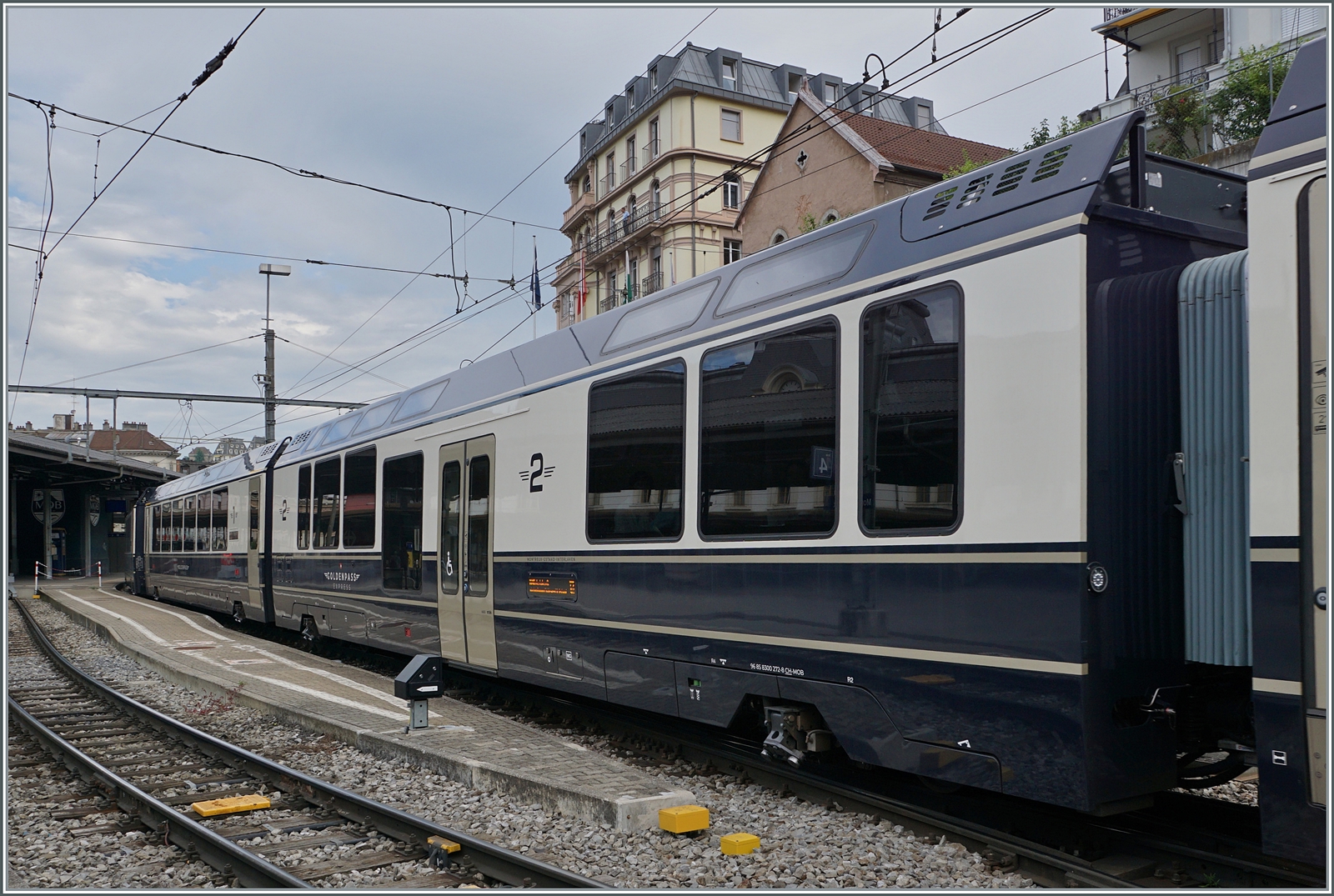 Der erst in diesem Sommer zum GoldenPass Express (GPX) gestossen Mitteleinstiegwagen ermöglich nicht nur einen Niveau gleichen Einstieg, sondern bietet auch dringend benötiget Sitz-Plätze für die zahlreichen Reisenden an. 

Montreux, den 15. Juli 2024