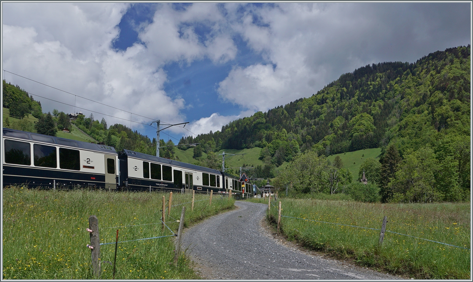 Der erst jetzt in die GPX Züge eingereihte Mitteleinstiegwagen (Niederflur) im GPX 4074 bei Les Avants. 

28. Mai 2024