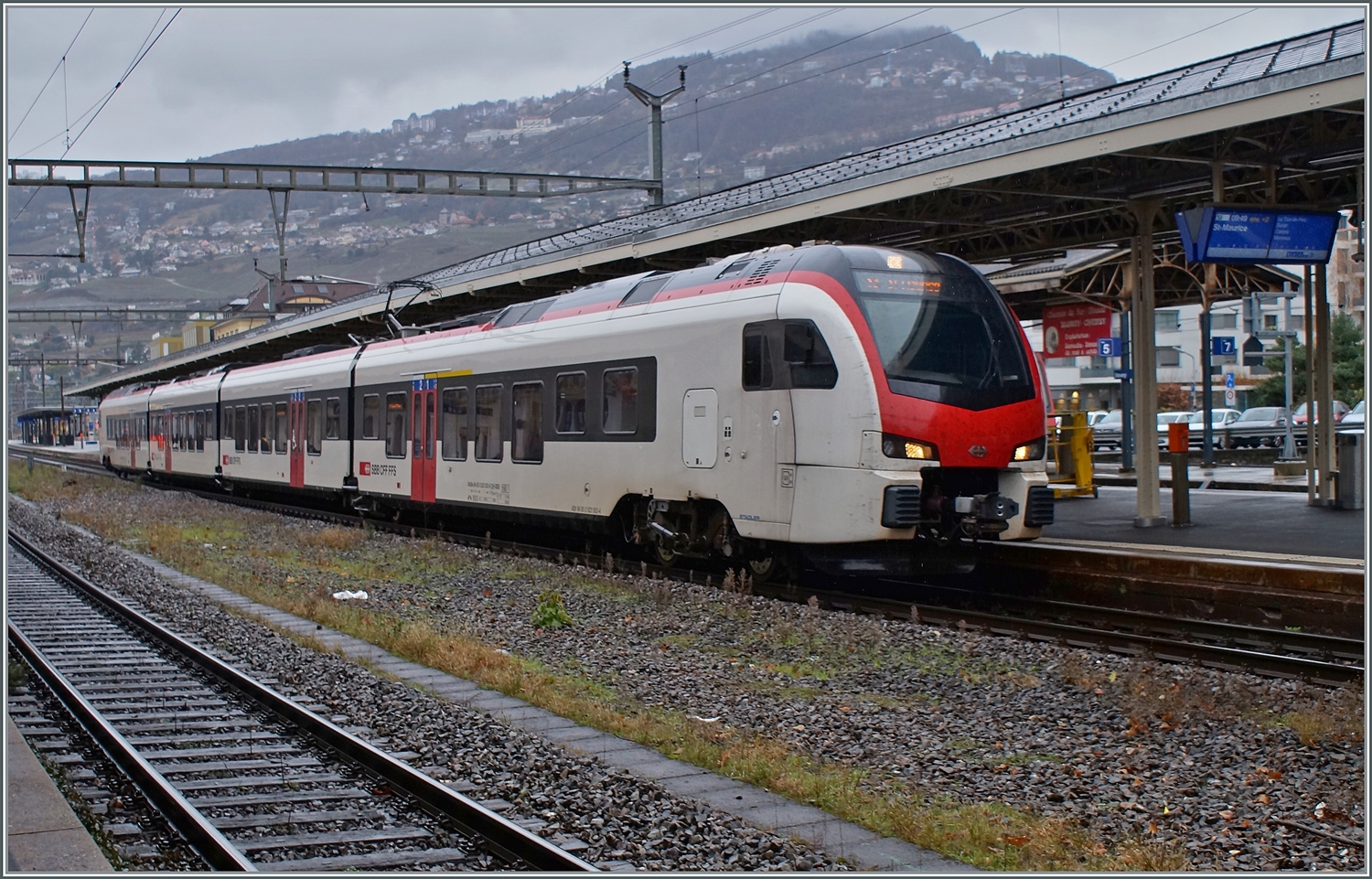 Der für den Fernverkehr gebaute SBB RABe 523 502-8  Mouette  als S3 von Vallorbe nach St-Maurice unterwegs und hält kurz in Vevey. Ab dem Fahrplanwechsel werden bei REV keine  S-Bahn  Züge mehr verkehren, sie wurden vom BVA zu Reggio hochgestuft.

8. Dez. 2023