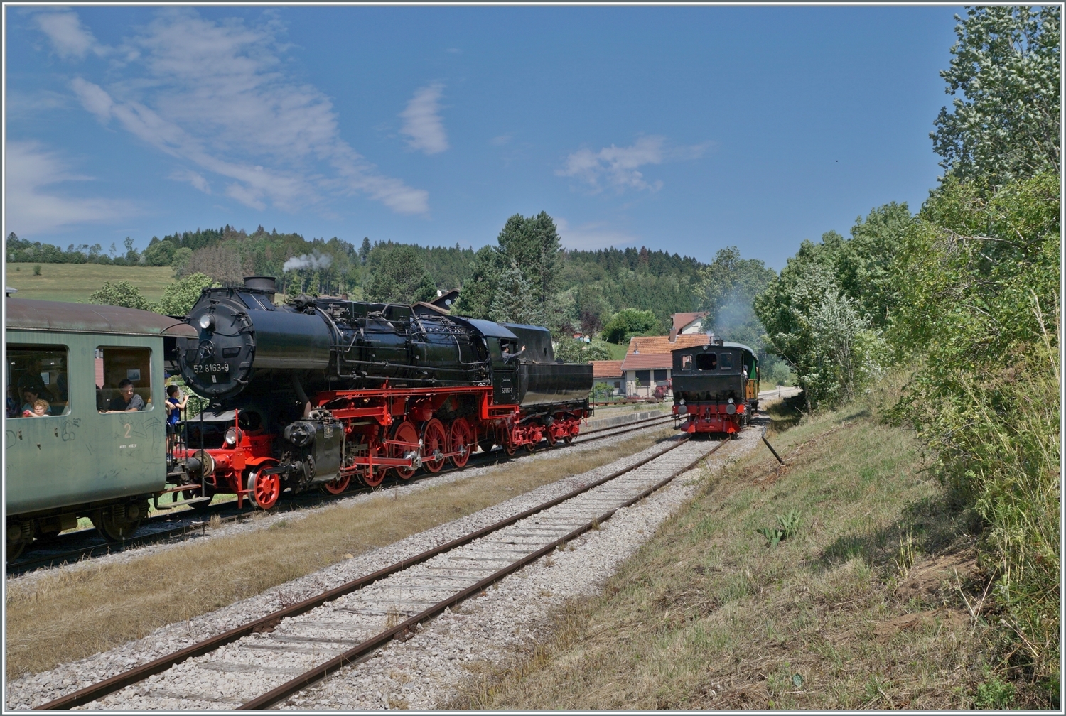 Der Gegenzug von Fontaine Ronde kommt! Die 52 8163-9 mit vier vierachsigen Plattform Wagen Bi 4 (ex Seetal/EBT?) auf der Fahrt nach Fontaine Ronde  steht noch in Le Touillon und wartet auf den sich nähernden Gegenzug mit der E 3/3 N° 5  Rhône  (SLM 1915/ Fabriknummer 2538). 

15. Juli 2023