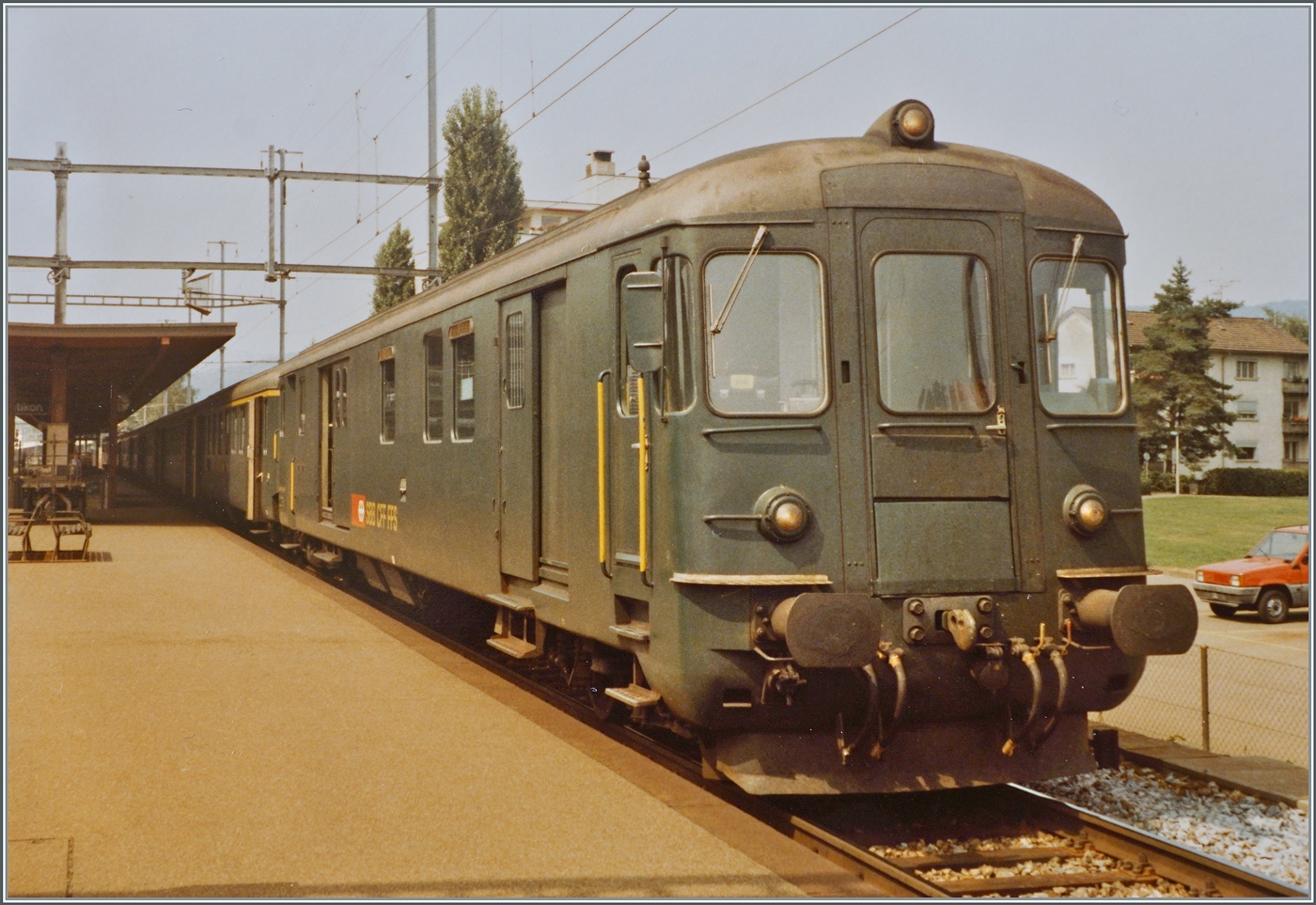 Der Gepäcksteuerwagen DZt wurde ab 1966 in zwei Tranchen bestellt und war Anfangs im hochwertigen Reisezugverkehr unterwegs, hier - Mitte der 1980 - dann vornehmlich im Regionalverkehr. 
Das Bild entstand in Dietikon und zeigt einen DZt an der Spitze eines Regionalzuges von Aarau nach Zürich HB. 

25. Juli 1984