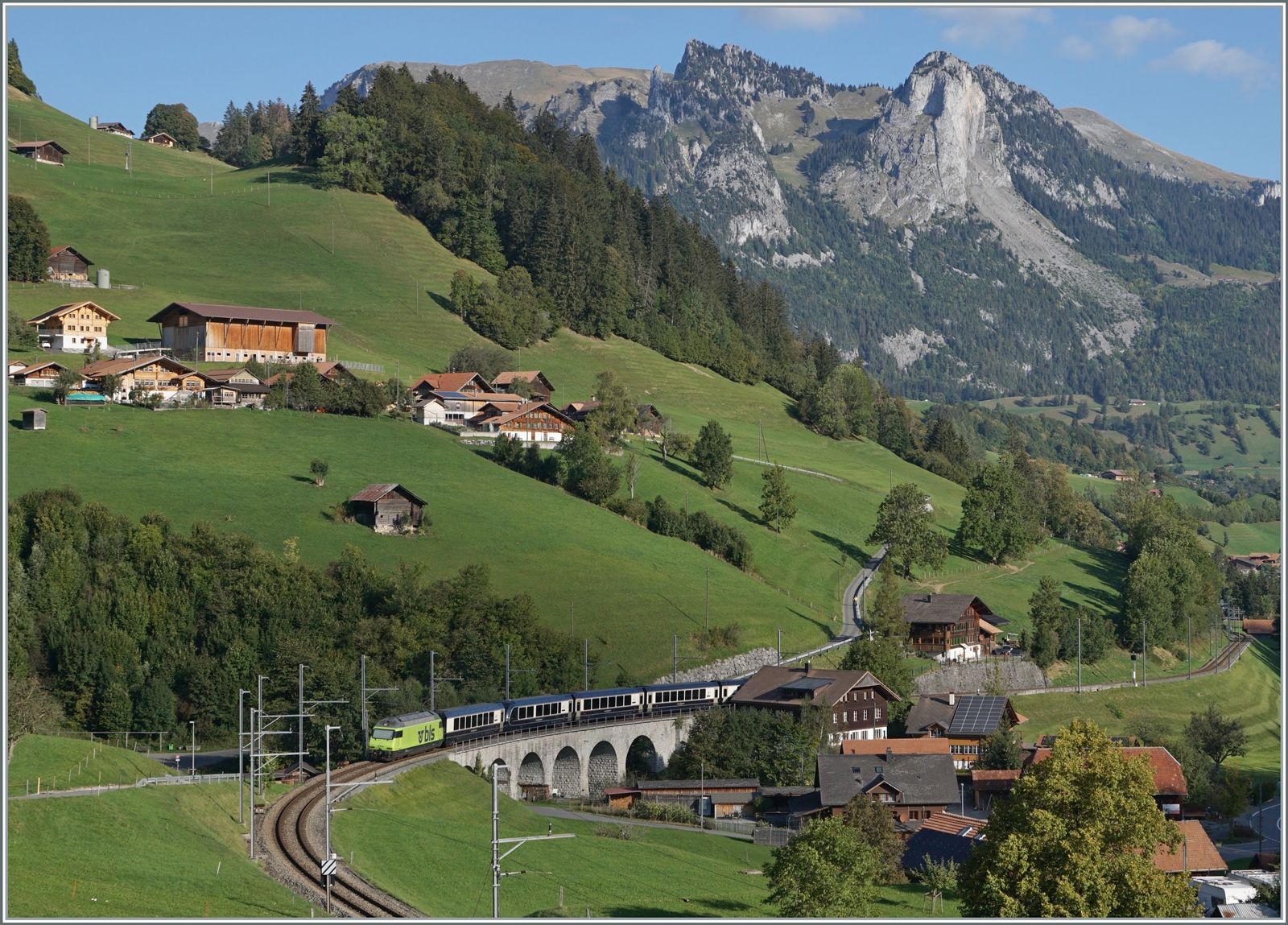 Der GoldenPass Express GPX 4064 von Montreux nach Interlaken Ost, nun durch den  Interface  Wagen und die BLS Re 465 014 ergänzt, während die MOB Ge 4/4 8001 in Zweisimmen für die Rückleistung nach Montreux auf den Gegenzug wartet. 
Das Bild entstand bei Garstatt. 

29. Sept. 2023