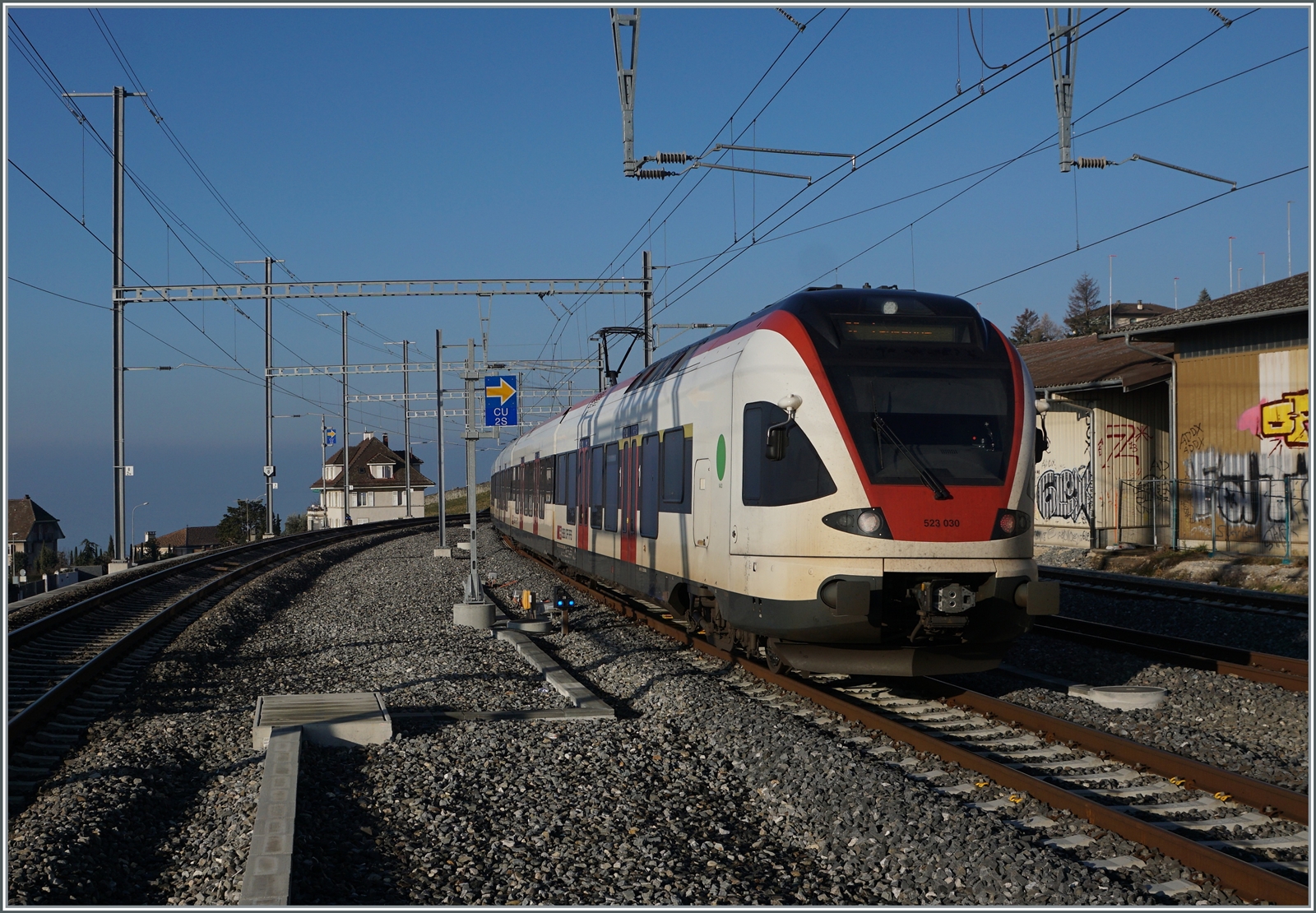 Der hier beginnende RER VAUD verlässt Cully auf Gleis 2 in Richtung Lausanne. 

16. Feb.2023