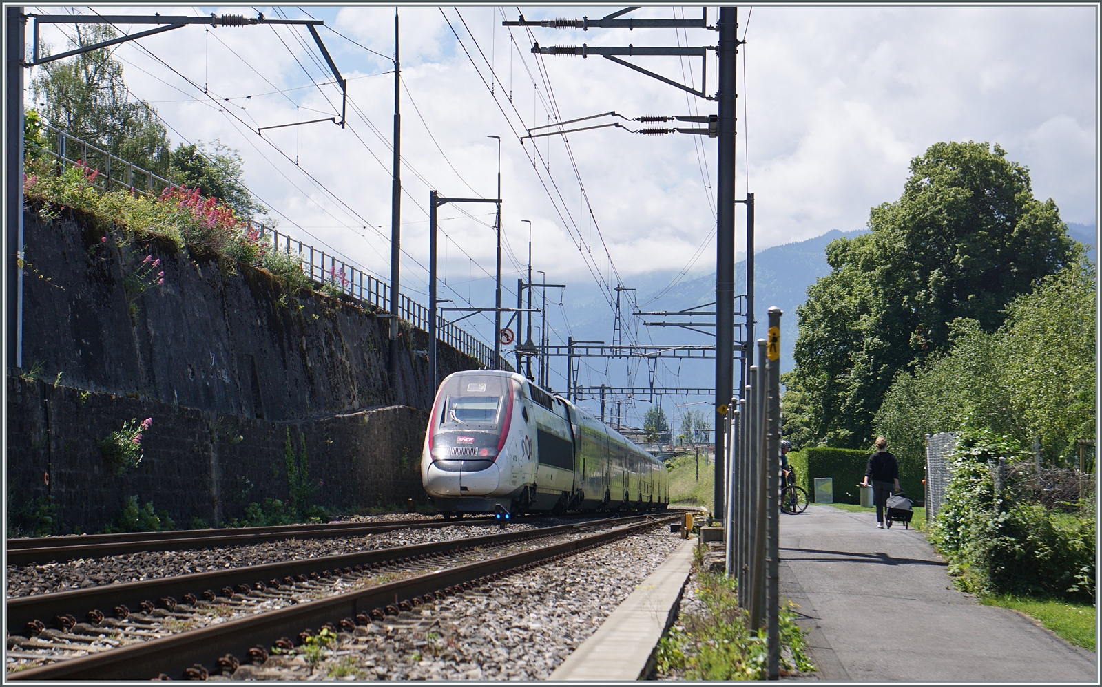 Der inoui TGV Rame 4715 bei Villeneuve mit einem blauen Zwergsignal, wie sie bei ETCS Betrieb Verwendung finden. Da ich von diesem TGV auf einem Spaziergang überrascht wurde, stand ich nicht gerade geschickt...   

4. Juni 2024