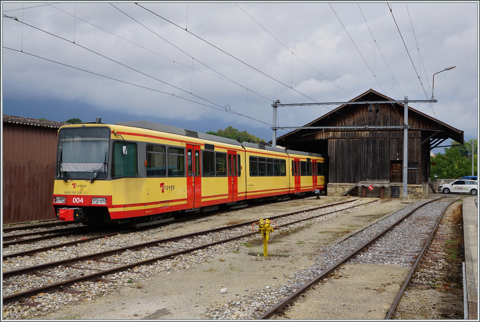 Der mit einem Stromabnehmerschaden abgestellte Be 4/8 004 in Orbe.

15. August 2022