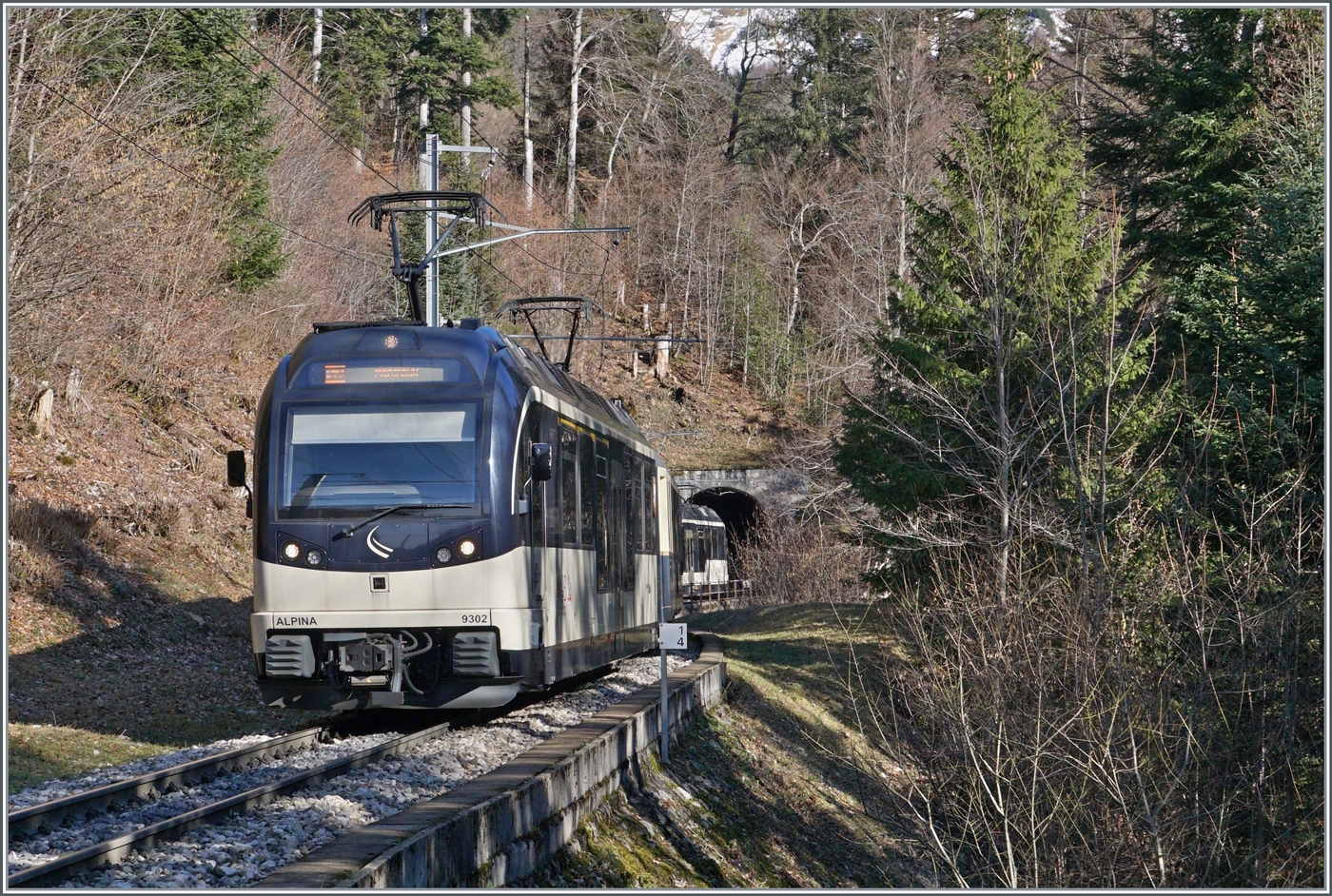 Der MOB ABe 4/4 9302 Alpina und (schieband, aber kaum zu erkenenn) ein weiterer Be 4/4  Alpina  sind kurz vor Les Avants mit ihrem MOB Classic Express auf der Fahrt von Zweismmen nach Montreux.

28. Jan. 2024