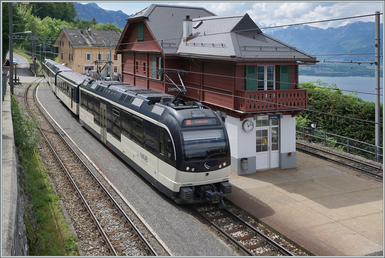 Der MOB Be 4/4 9201  Alpina  beim der einfahrt in den Bahnhof von Chamby, dessen Bahnhofsgebäude wunderschön restauriert wurde. 

20. Mai 2024