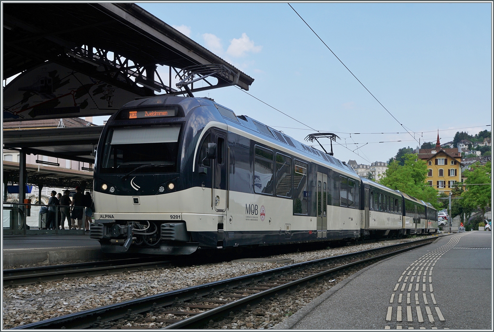 Der MOB Be 4/4 9201 ALPINA wartet mit einem recht kurzen PE30 in Montreux auf die Abfahrt nach Zweisimmen. 

3. Aug. 2024